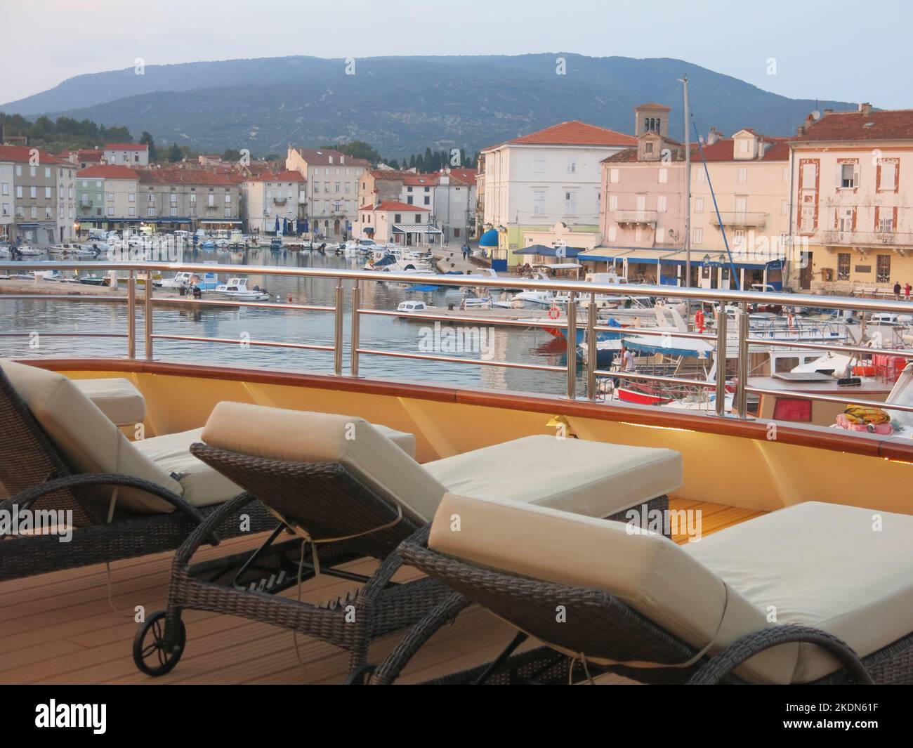 Einer der Vorteile von kleinen Schiffen ist, dass die Aussicht auf jedes Ziel vor Ihnen ankommt, während Sie an Deck sonnenbaden. Stockfoto