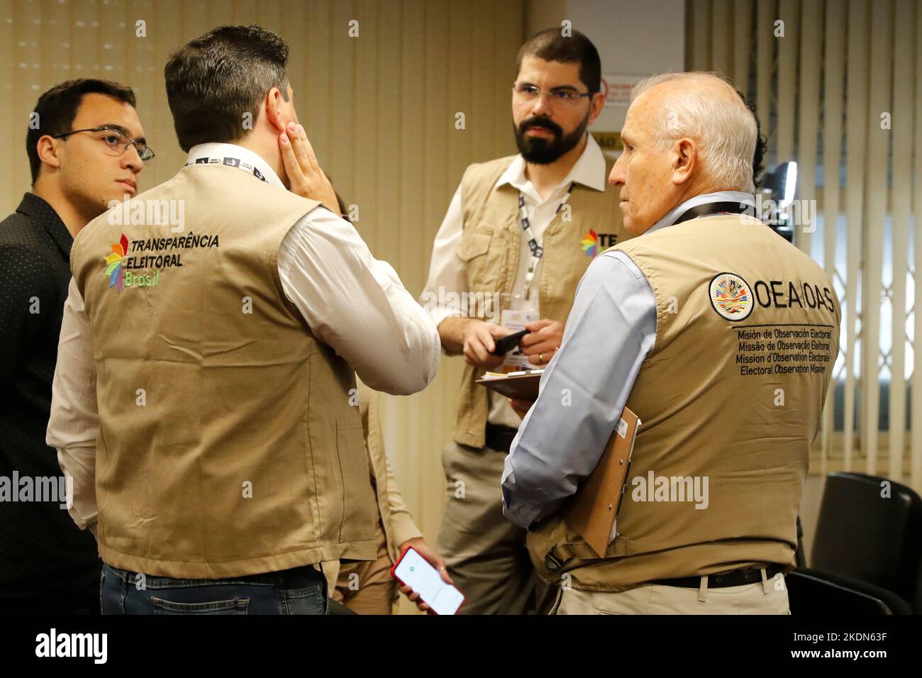 Die Mitglieder der Beobachtungsmission für die Organisation amerikanischer Staaten und Wahltransparenz folgen Tests zur Wahl des Wahlgeräts für die brasilianische elektronische Urne Stockfoto