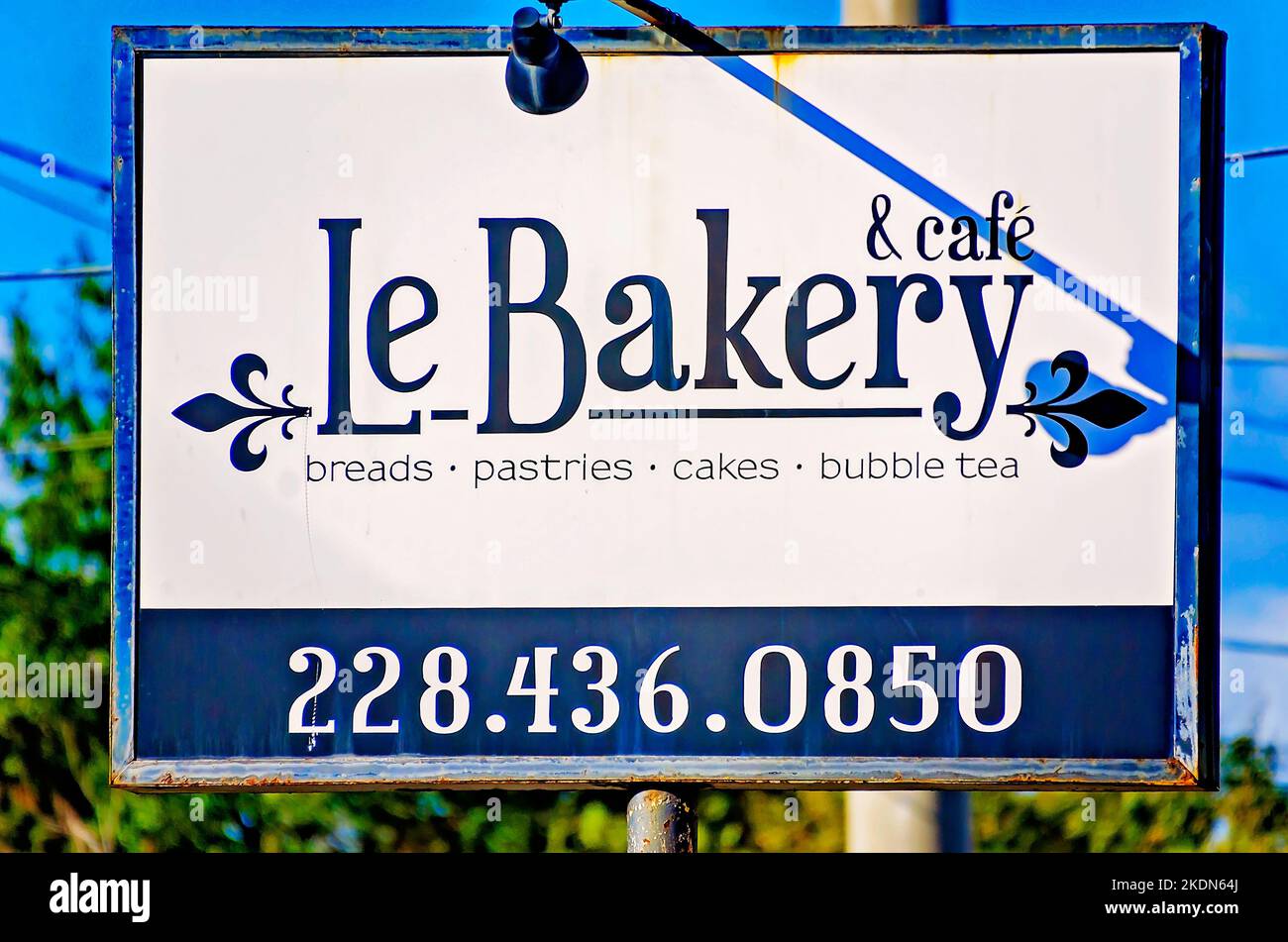 Das Schild „Le Bakery & Café“ ist am 6. November 2022 in Biloxi, Mississippi, abgebildet. Die Bäckerei ist auf französische und vietnamesische Backwaren spezialisiert. Stockfoto