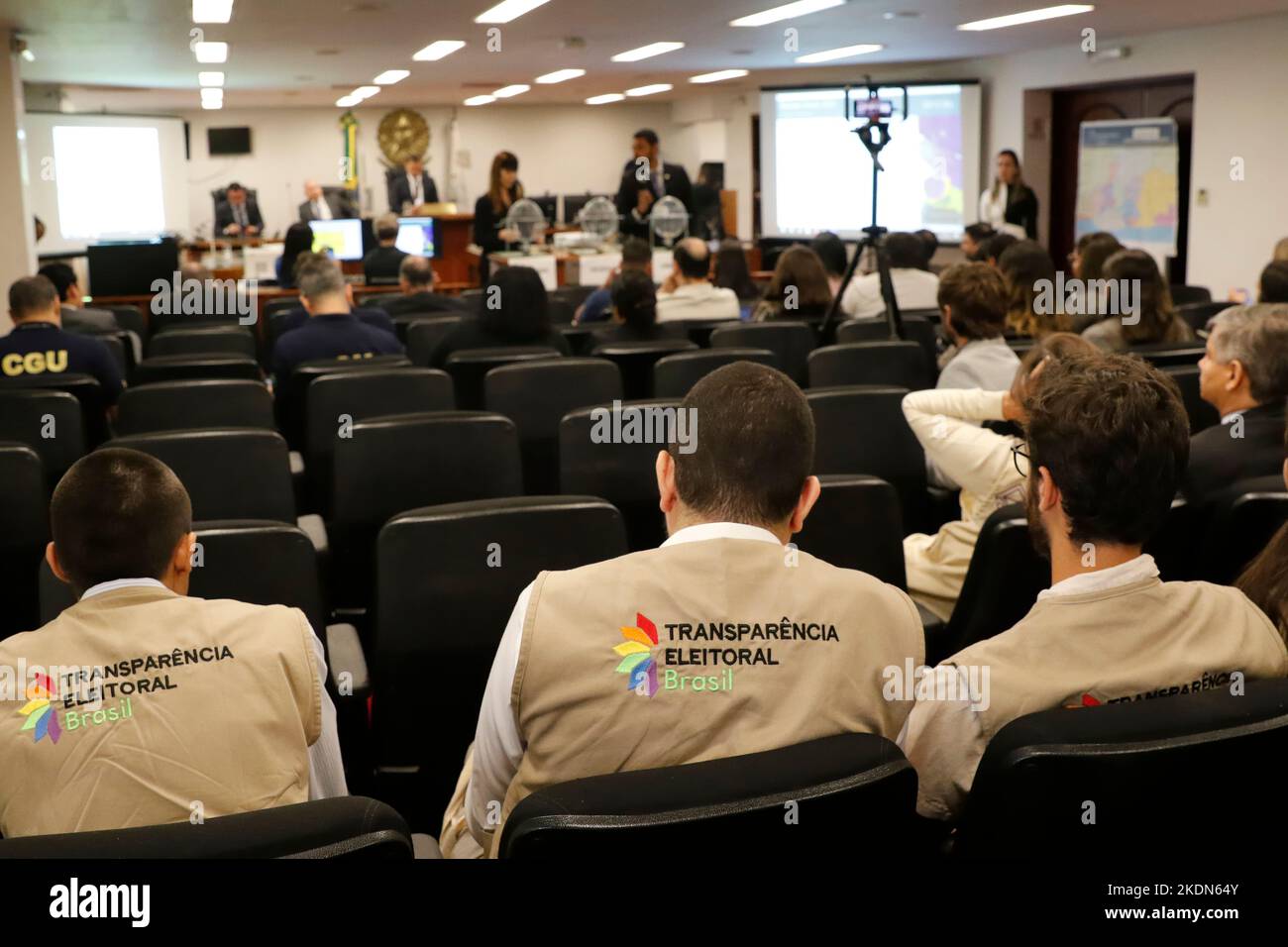 Die Mitglieder der Beobachtungsmission für die Organisation amerikanischer Staaten und Wahltransparenz folgen Tests zur Wahl des Wahlgeräts für die brasilianische elektronische Urne Stockfoto