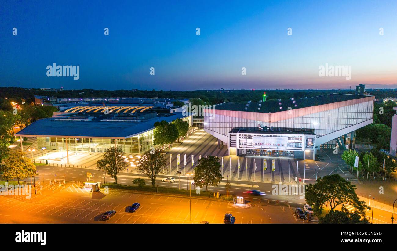 Die Grugahalle, rechts und Messe Essen, Messehauseingang Messehaus Ost, NRW, Deutschland, Stockfoto