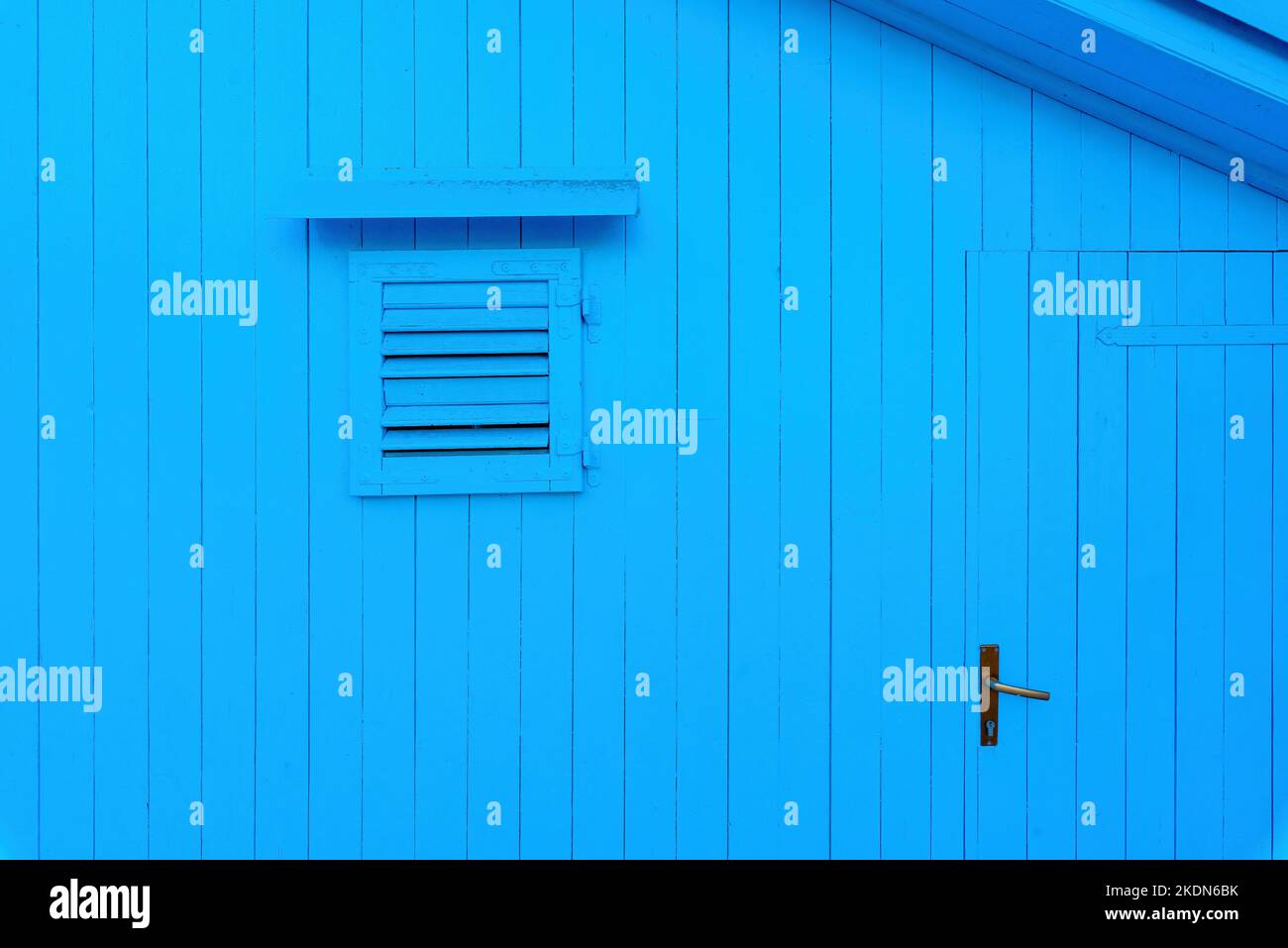 Blaue Kabinenfront aus Holz mit Fenster und Tür als Kopierraum Stockfoto