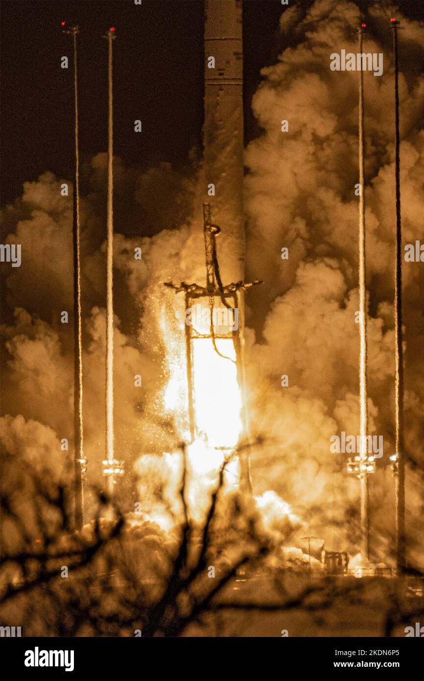 Wallops Island, Vereinigte Staaten von Amerika. 07. November 2022. Die Northrop Grumman Antares-Rakete, die die unbemannte Cygnus-Sonde trägt, startet im Morgengrauen vom Mid-Atlantic Regional Spaceport Pad-0A an der NASA Wallops Flight Facility, 7. November 2022 in Wallops Island, Virginia, USA. Der Start ist die unbemannte Frachtnachschub-Mission 18. von Northrop Grumman zur Internationalen Raumstation. Quelle: Terry Zaperach/NASA/Alamy Live News Stockfoto