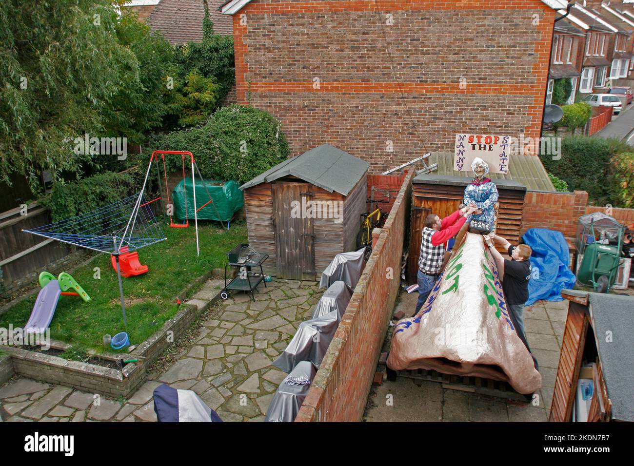 Jede Feuerwehr-Gesellschaft konstruiert ein Tableau zu einem aktuellen Thema, das durch die Straßen gerollt und dann an der Feuerstelle explodiert. In diesem Jahr steht das Thema „Nanny State“, und hier sitzt das Kindermädchen auf einer riesigen Nase. Stockfoto