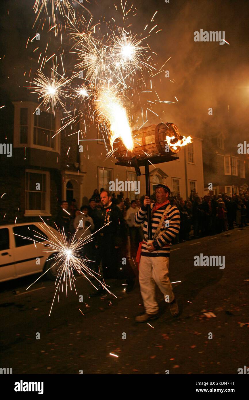 Jason Winter, Kapitän der Tar-Fässer für Borough, trägt in der Hauptprozession des Abends eine brennende Fass-brennende Römische Kerze. Stockfoto