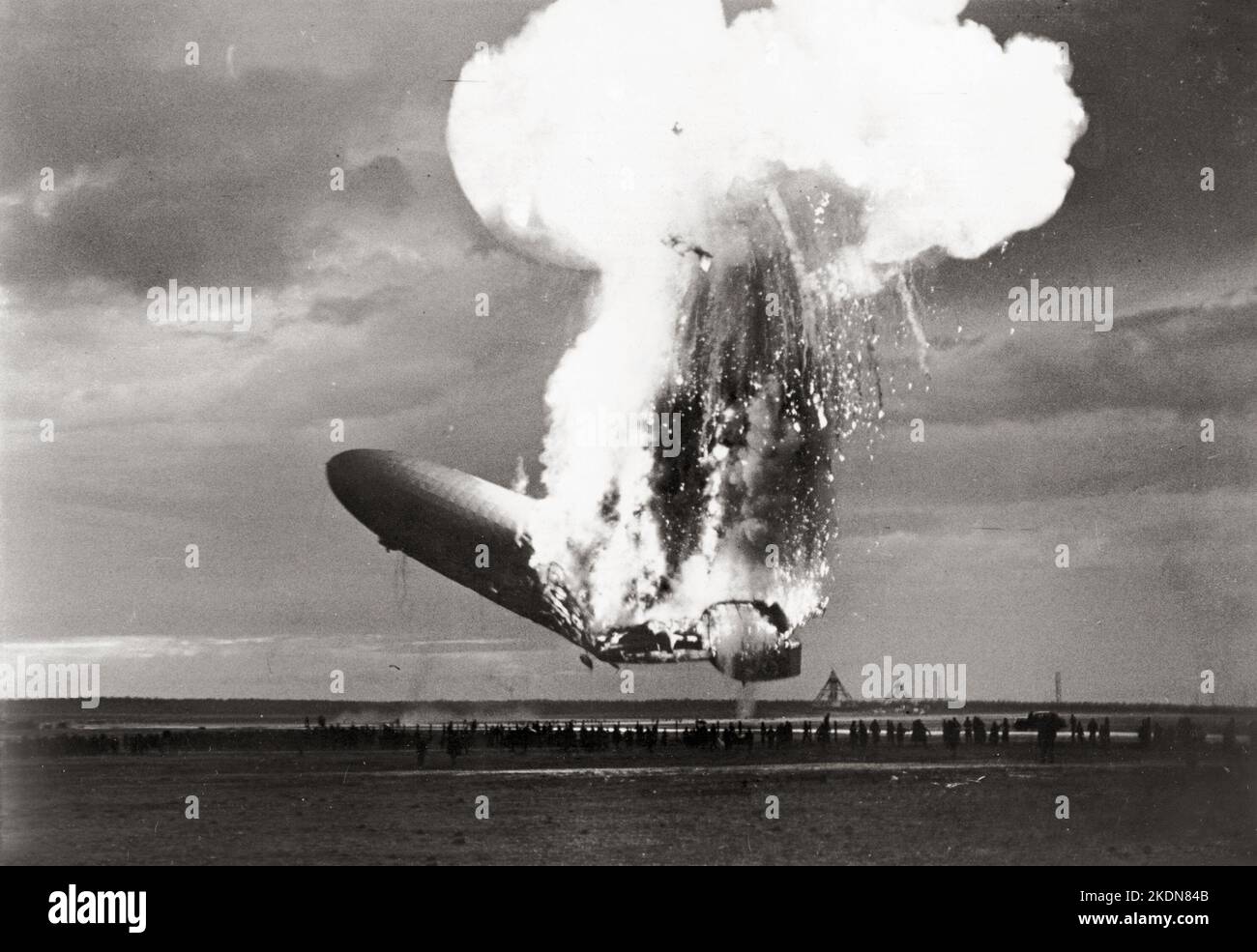 Der Zeppelin LZ 129 Hindenburg, der am 6. Mai 1937 auf der Lakehurst Naval Air Station in New Jersey in Brand gesteckt wurde. 3 Stockfoto