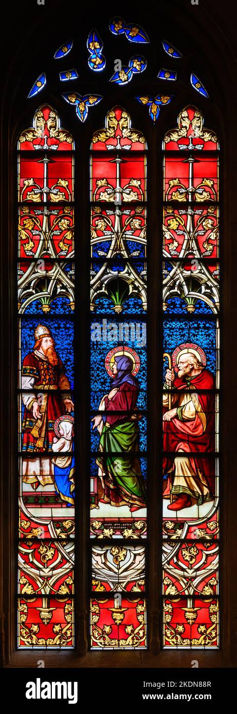 Buntglasfenster mit Darstellung der Darstellung der seligen Jungfrau Maria im Tempel. Kathedrale Notre-Dame in Luxemburg. Stockfoto