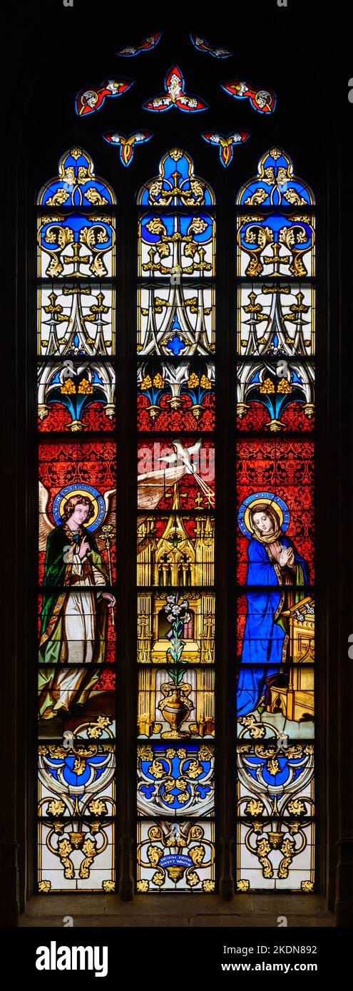 Buntglasfenster mit Darstellung der Verkündigung (vom Engel Gabriel an Maria). Notre-Dame de Luxembourg (Kathedrale Notre-Dame in Luxemburg). Stockfoto