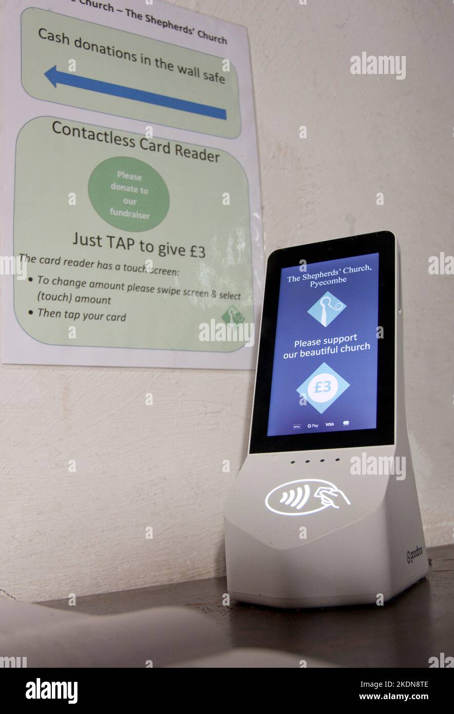 Kontaktloser Kartenleser Spendenautomat und Geldwandsafe in englischer Kirche Stockfoto