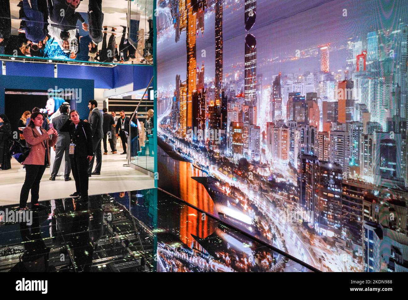 London, Großbritannien. 07.. November 2022. Am Stand von Abu Dhabi, der Hauptstadt der Vereinigten Arabischen Emirate, befindet sich ein Tunnel mit Projektionen touristischer Attraktionen und Festlichkeiten. World Travel Market (WTM), die jährliche reise- und tourismusmesse in London, öffnet erneut ihre Türen im Excel-Messezentrum im Osten Londons. Die Veranstaltung findet in diesem Jahr in der Ausgabe 43. statt und scheint in diesem Jahr mit einer starken Besucherzahl im Vergleich zum Vorjahr zu viel beschäftigter zu sein. Kredit: Imageplotter/Alamy Live Nachrichten Stockfoto