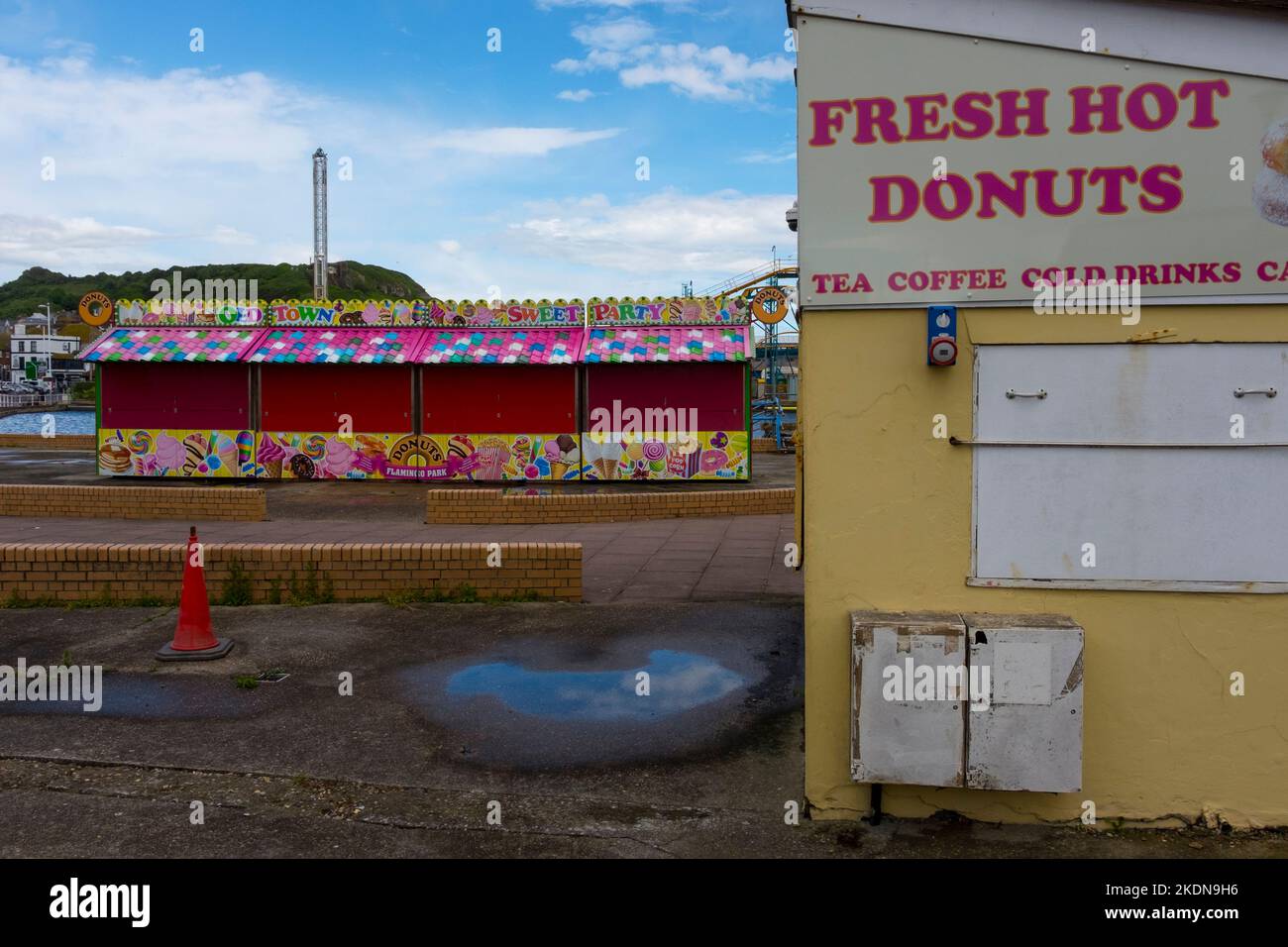 Geschlossener Donut-Stall und Verkehrskegel in der Nähe von Unterhaltungsangeboten, Hastings am Meer, Stade Beach, Hastings, Sussex. Stockfoto