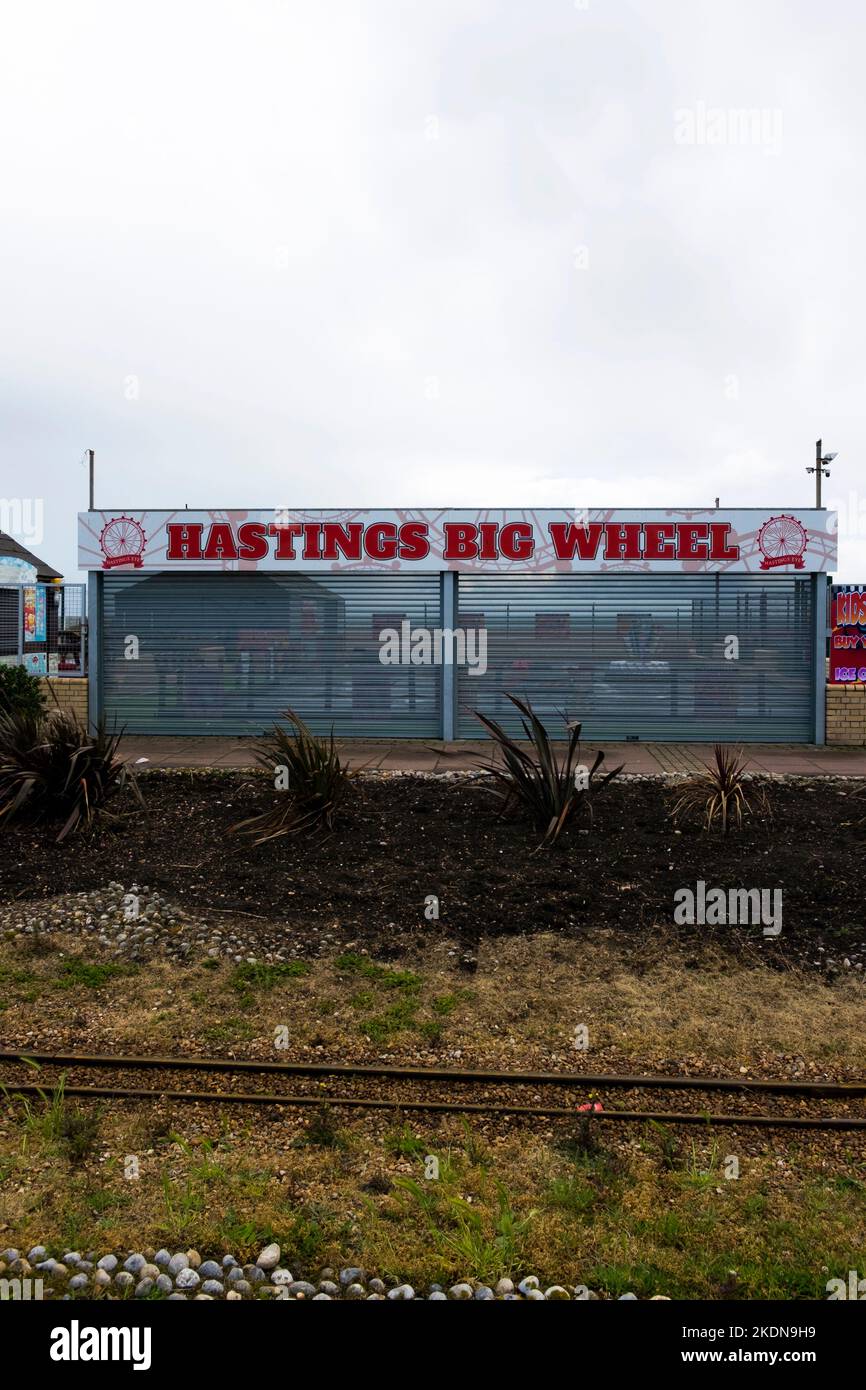 Nicht existierendes Hastings Big Wheel mit Hastings-Miniatureisenbahn vor der Küste von Hastings, Stade Beach, Hastings, Sussex. Stockfoto