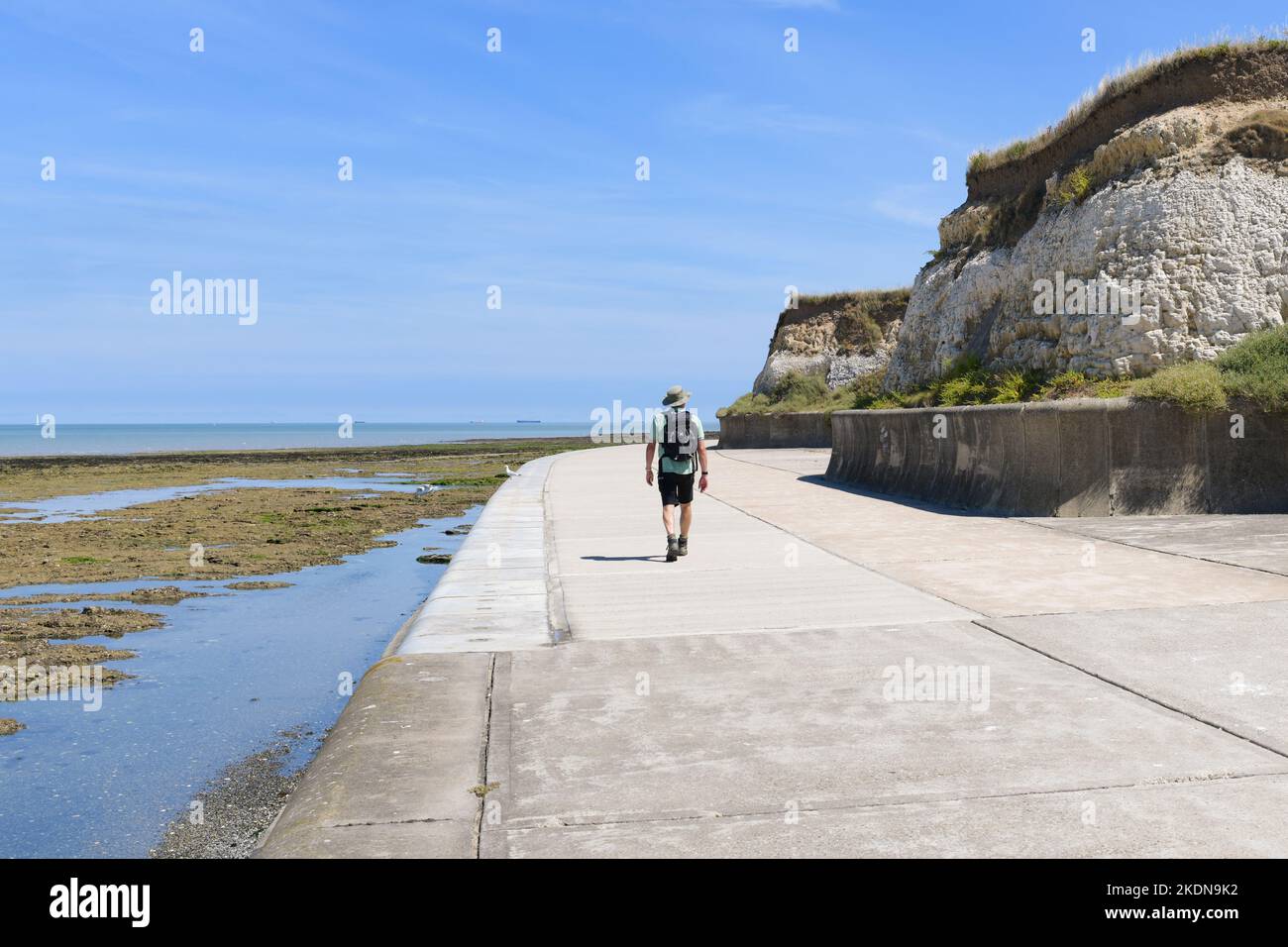 Männlicher Wanderer auf der Birchington Promenade auf dem