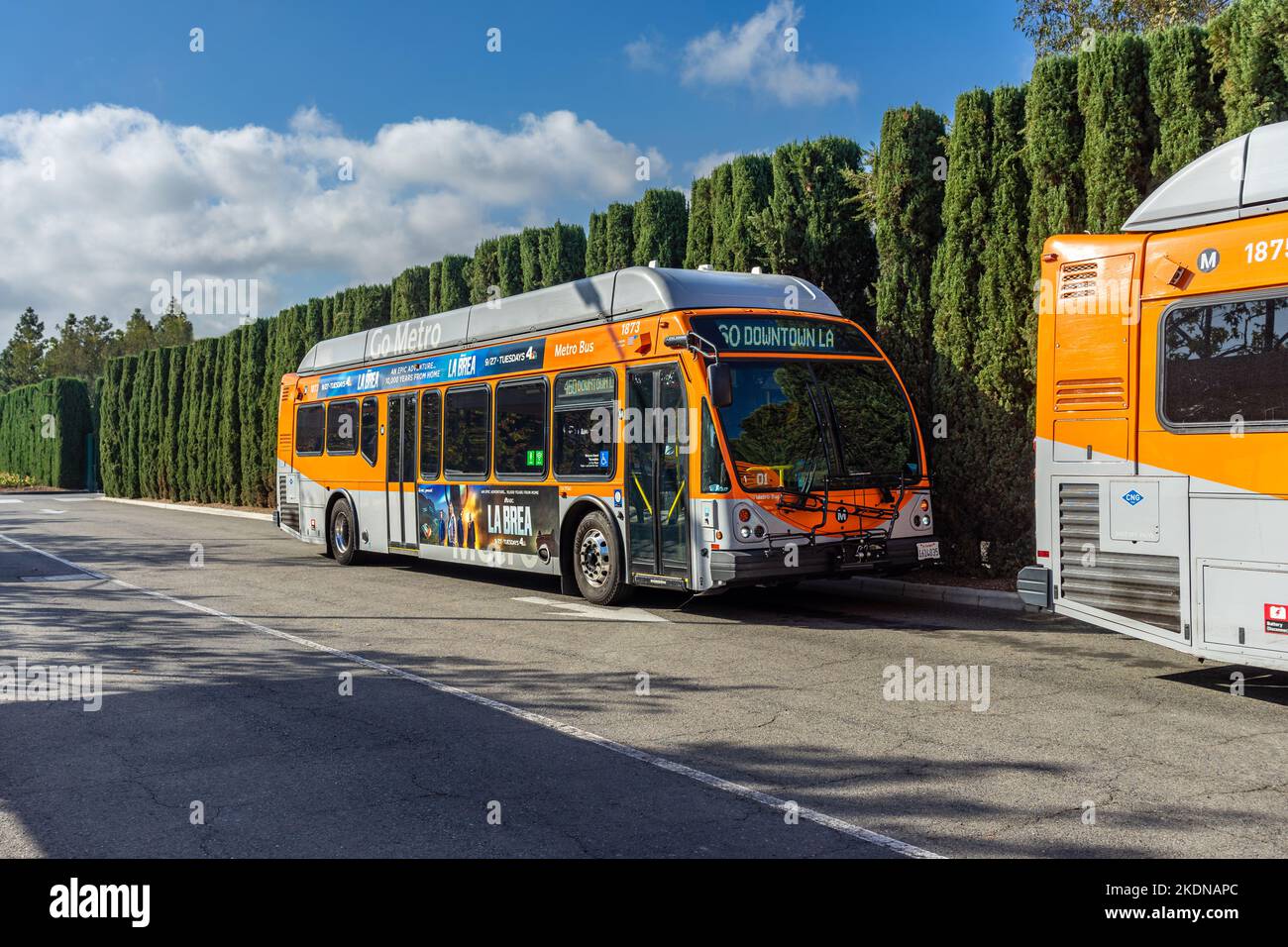 Anaheim, CA, USA – 1. November 2022: Ein Los Angeles Metro Bus wird an einem Terminal in Anaheim, Kalifornien, geparkt. Stockfoto
