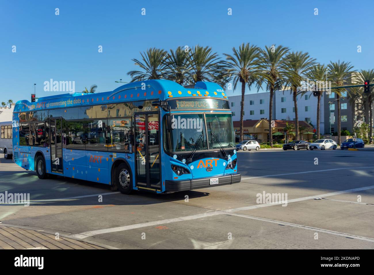 Anaheim, CA, USA – 3. November 2022: Ein blauer Anaheim Resort Transportation (ART) Bus fährt auf dem Harbor Blvd in Anaheim, Kalifornien. Stockfoto