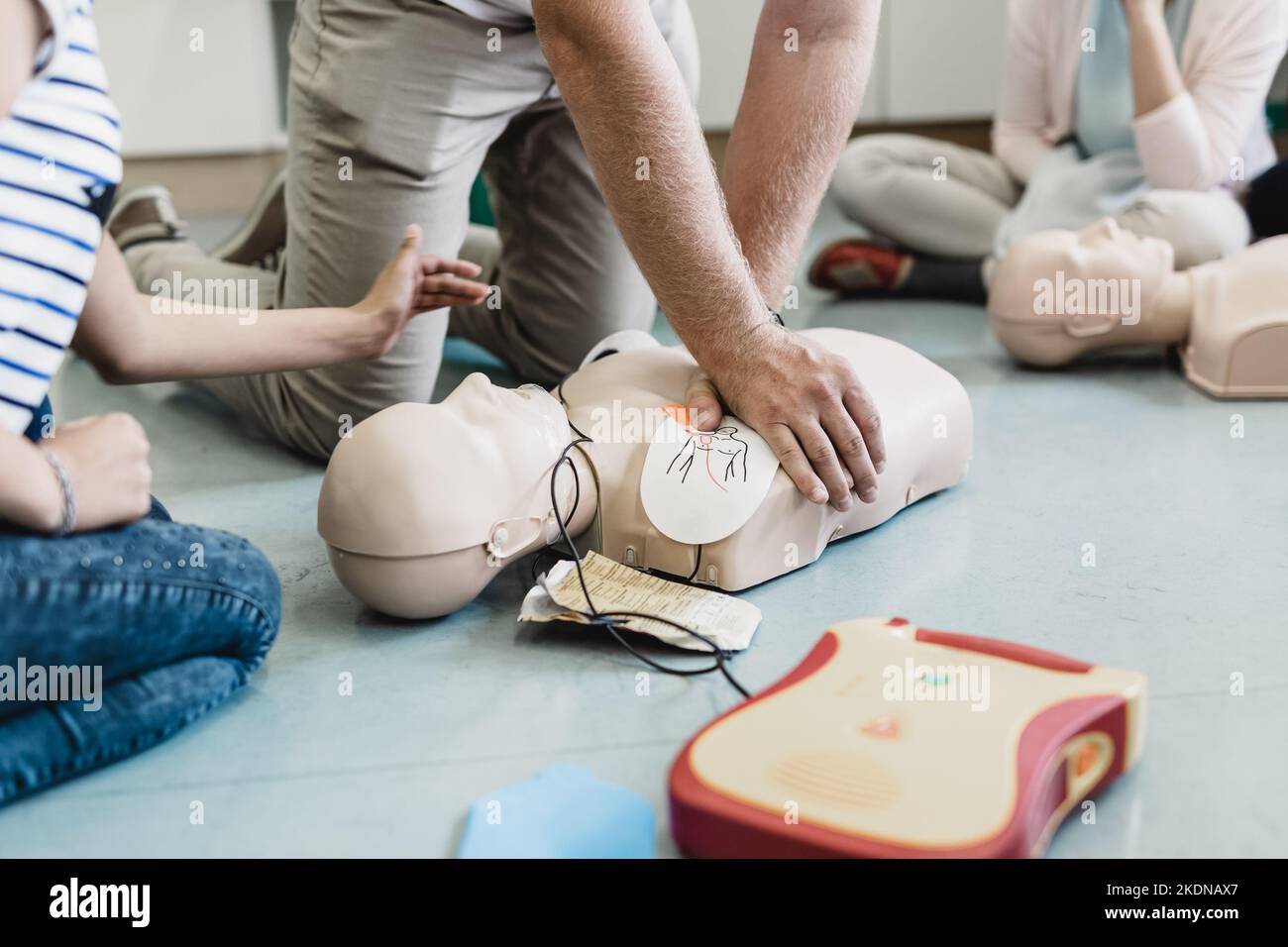 Erste Hilfe Herz-Lungen-Wiederbelebung Kurs mit Hilfe automatisierter externer Defibrillator, AED. Stockfoto