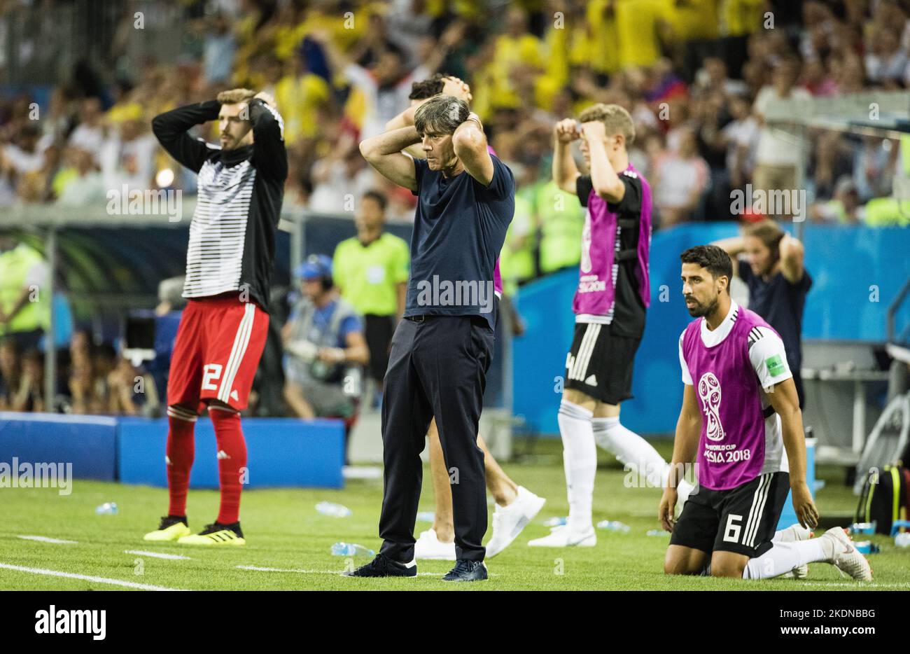 Sotschi, 23.06.2018 zwischenzeitlich sah es fŸr das DFB Team nicht gut aus - Trainer Joachim Lšw (Deutschland), Sami Khedira (Deutschland) enttŠuscht De Stockfoto