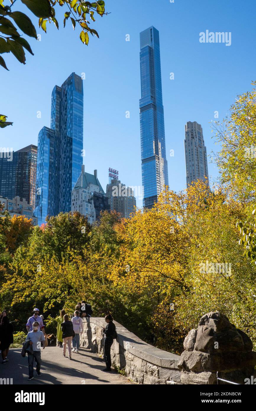 Supertalls auf Milliardärenruder, gesehen vom Central Park an einem klaren Herbsttag, 2022, New York City, USA Stockfoto