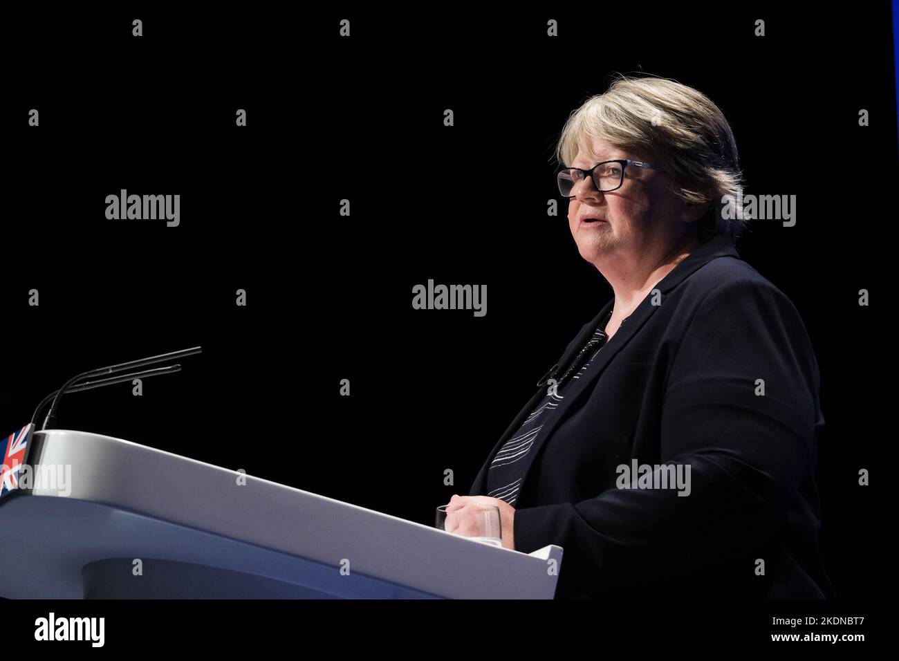 Therese Coffey, (stellvertretende Premierministerin des Vereinigten Königreichs und Staatssekretärin für Gesundheit und soziale Betreuung), spricht am 3. Tag über die Konferenz während der Sitzung „Bereitstellung besserer öffentlicher Dienstleistungen“, die während der Herbstkonferenz der Konservativen Partei im Internationalen Kongresszentrum aufgenommen wurde, Birmingham am Dienstag 4 Oktober 2022 . Bild von Julie Edwards. Stockfoto