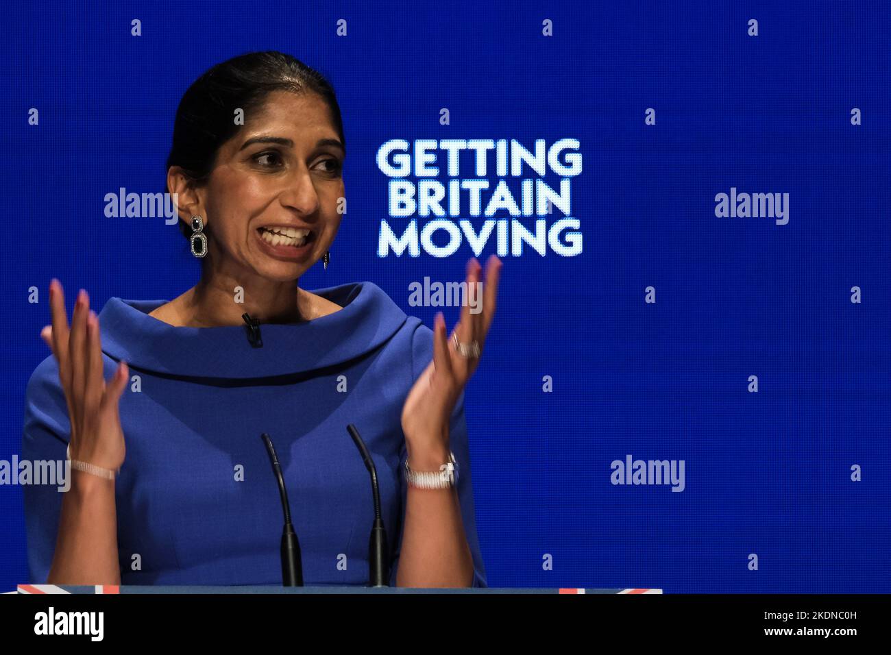 Suella Braverman, (Innenministerin), spricht am 3. Tag über die Konferenz während der Sitzung „Delivering better public Services“, die während der Herbstkonferenz der Konservativen Partei am Dienstag, dem 4. Oktober 2022, im International Convention Center in Birmingham, stattfand. Bild von Julie Edwards. Stockfoto