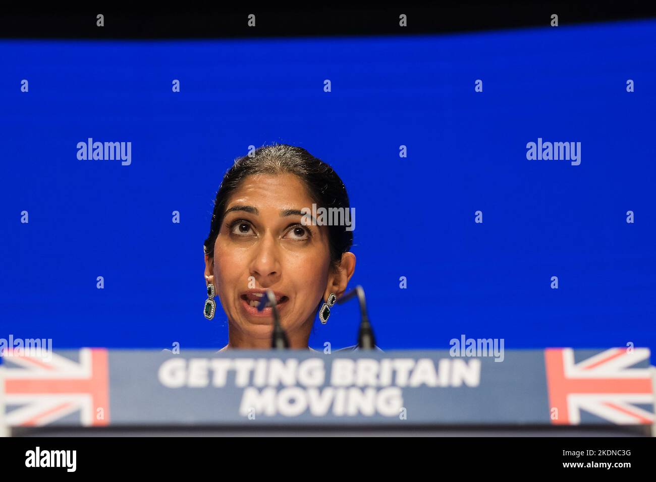 Suella Braverman, (Innenministerin), spricht am 3. Tag über die Konferenz während der Sitzung „Delivering better public Services“, die während der Herbstkonferenz der Konservativen Partei am Dienstag, dem 4. Oktober 2022, im International Convention Center in Birmingham, stattfand. Bild von Julie Edwards. Stockfoto