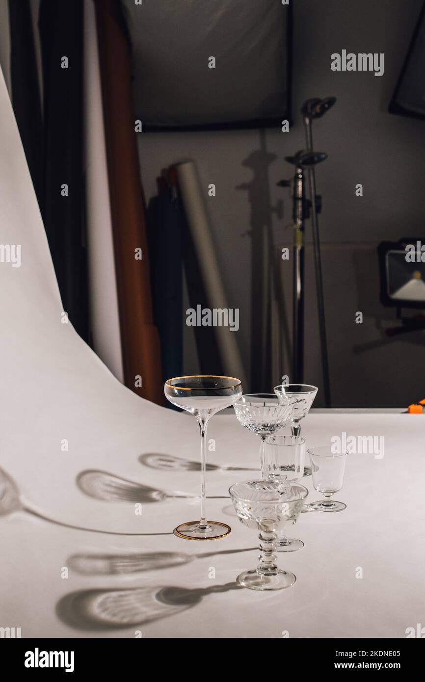 Cocktail-Glas-Fotoshooting hinter den Kulissen im Studio Stockfoto