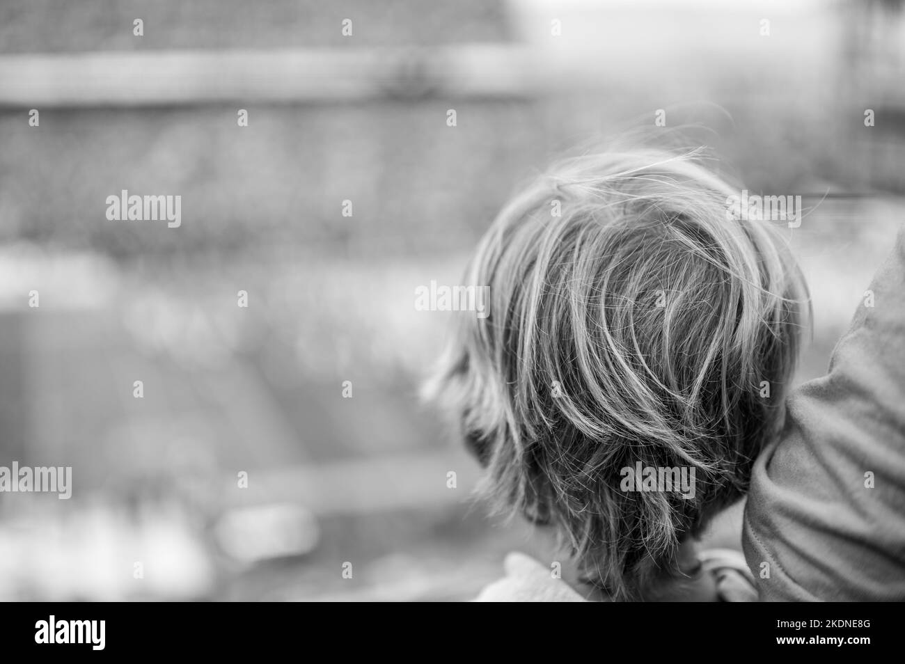 Kaukasischer Junge mit Blick auf verschwommenen Hintergrund des Fußballspiels Stockfoto