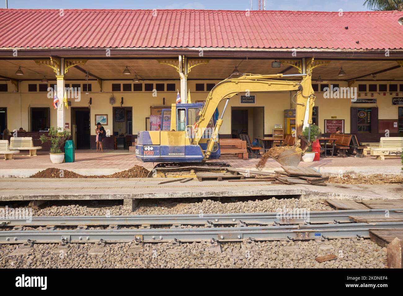 Bauarbeiten an den Gleisen am Bahnhof Ayutthaya Thailand Stockfoto