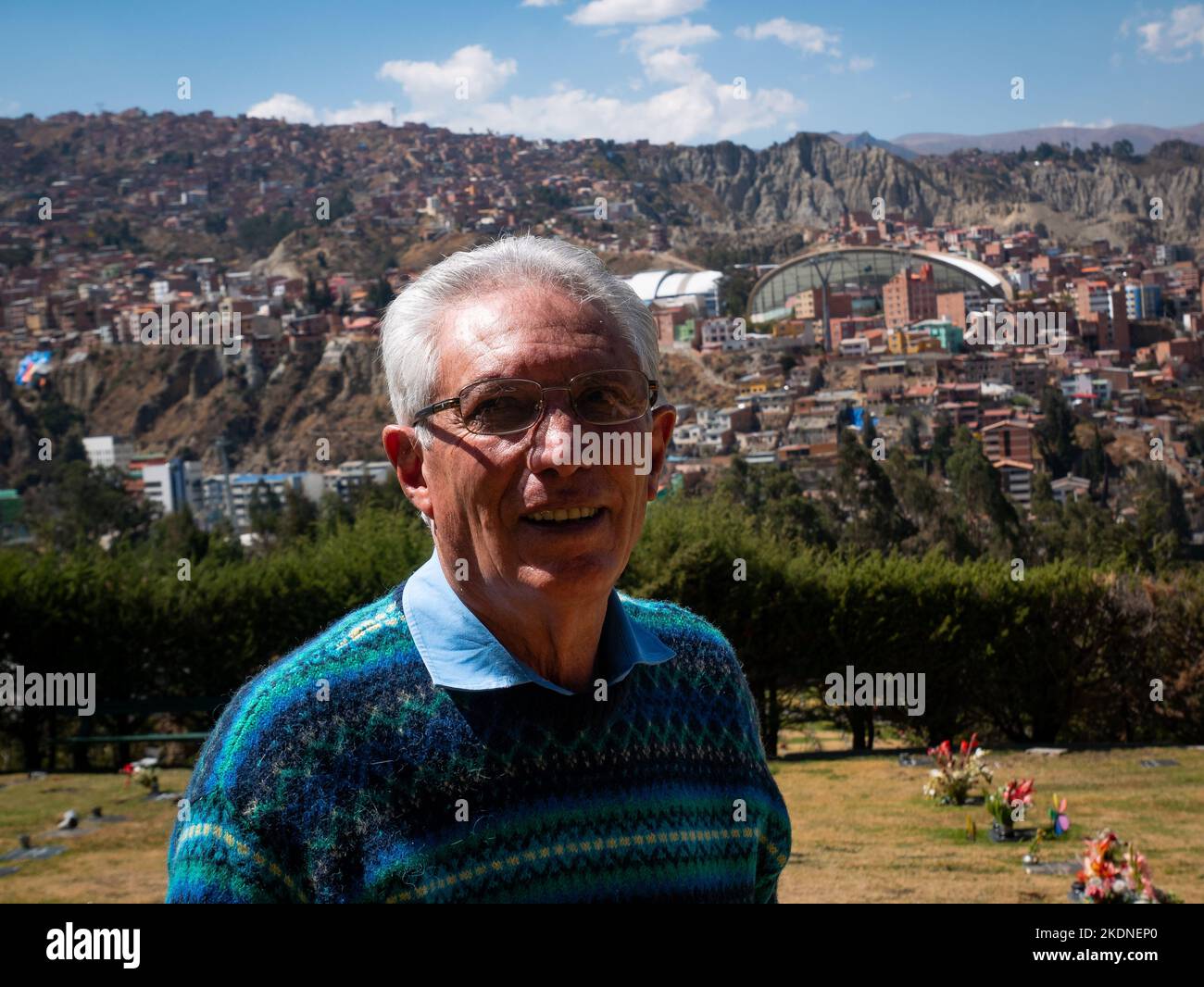 Porträt eines grauhaarigen Mannes mit Brille in einem Garten an einem sonnigen Tag Stockfoto