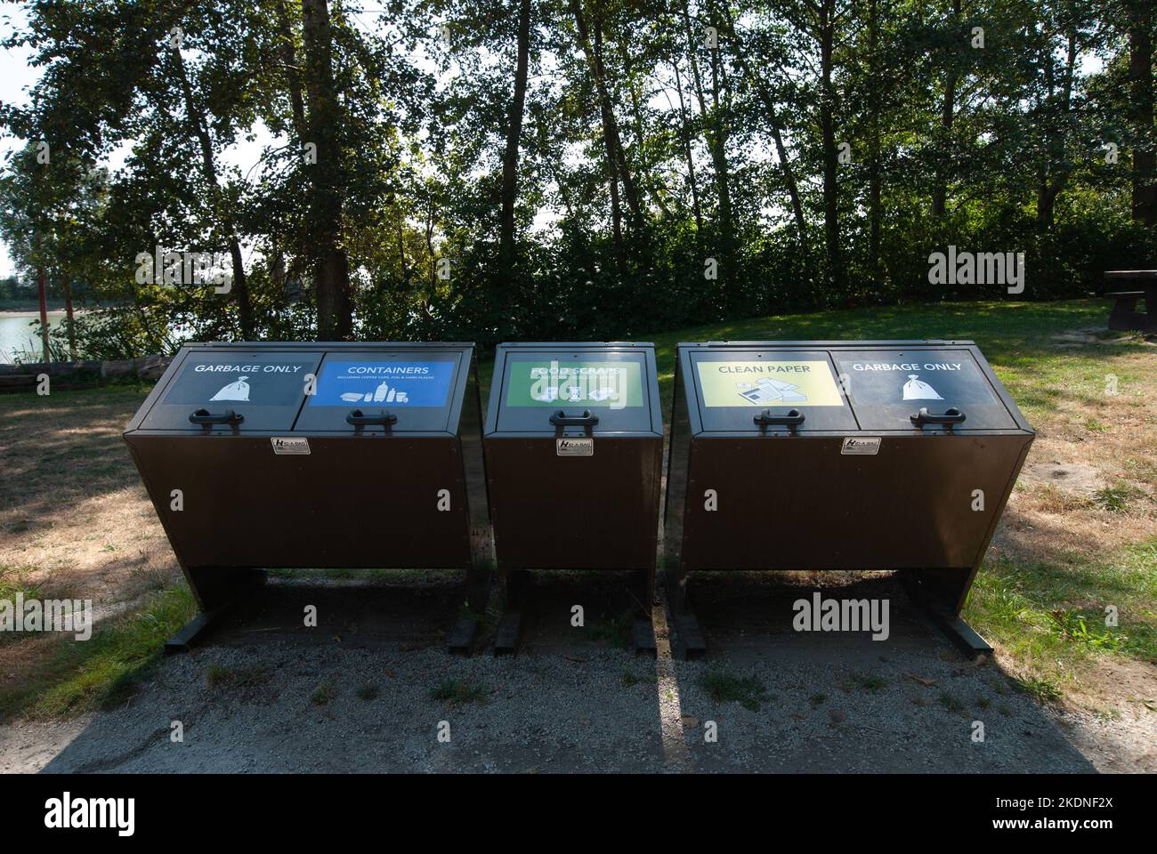 Müll- und Recyclingbehälter im Deas Island Regional Park in Delta, British Columbia, Kanada Stockfoto