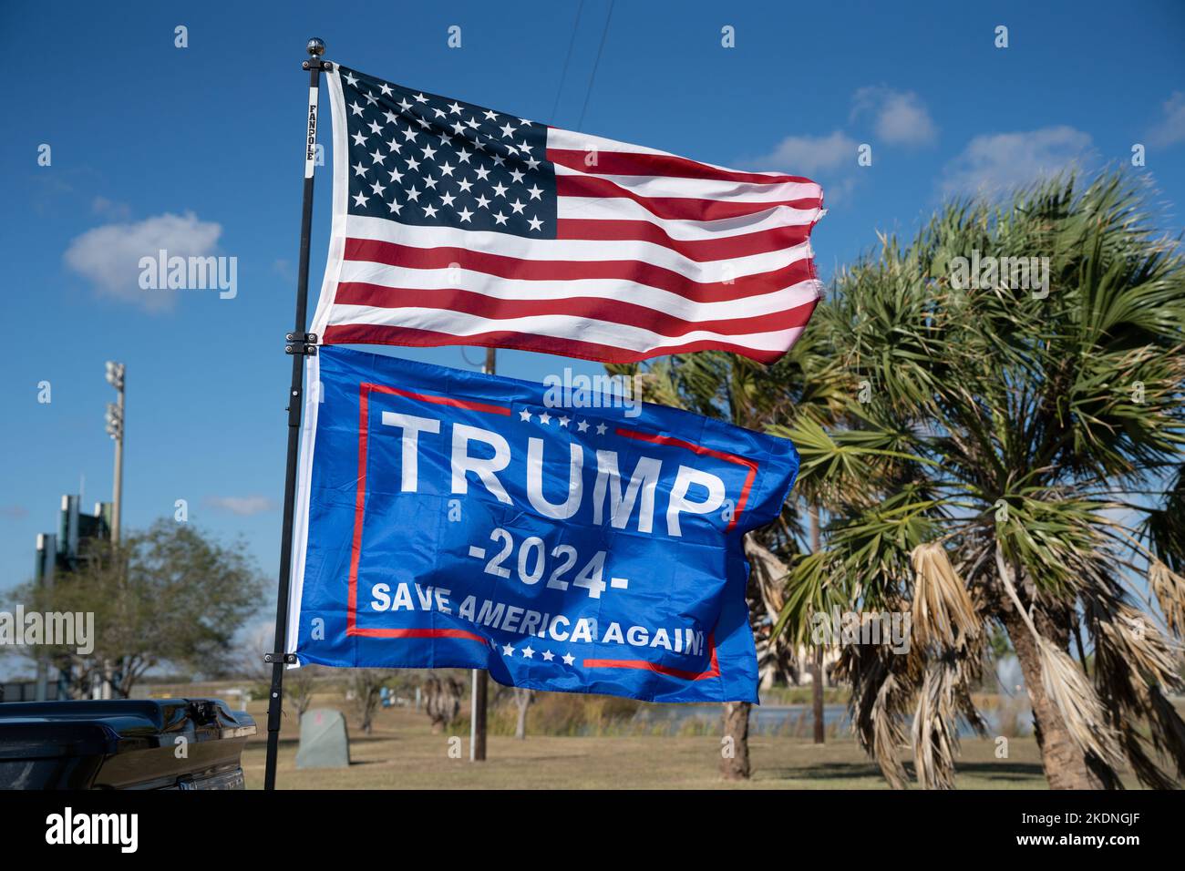 Bei einer Kundgebung von Save America in Robstown, Texas, am 22. Oktober 2022, fliegt eine amerikanische Flagge neben einer Trump 2024-Flagge auf der Rückseite eines Lastwagens. Stockfoto