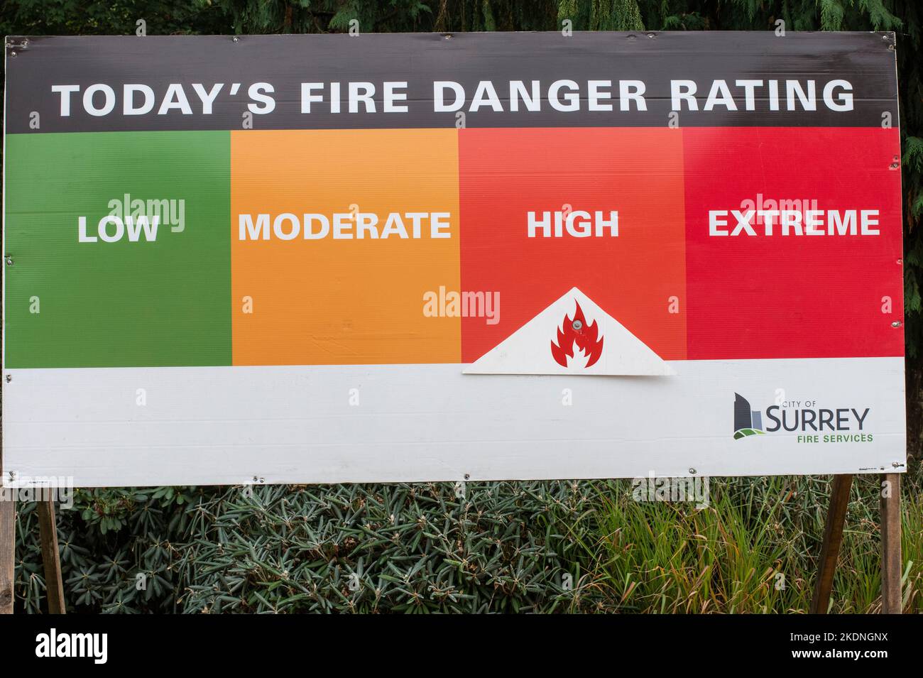 Brandgefahrenschild am Bear Creek Park, Surrey, British Columbia, Kanada Stockfoto