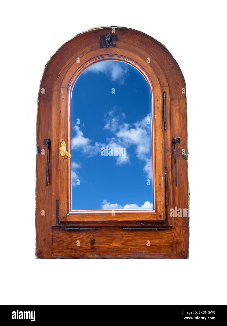 Ein Blick auf den Sommerhimmel durch ein gewölbtes Fenster, isoliert auf weißem Hintergrund Stockfoto