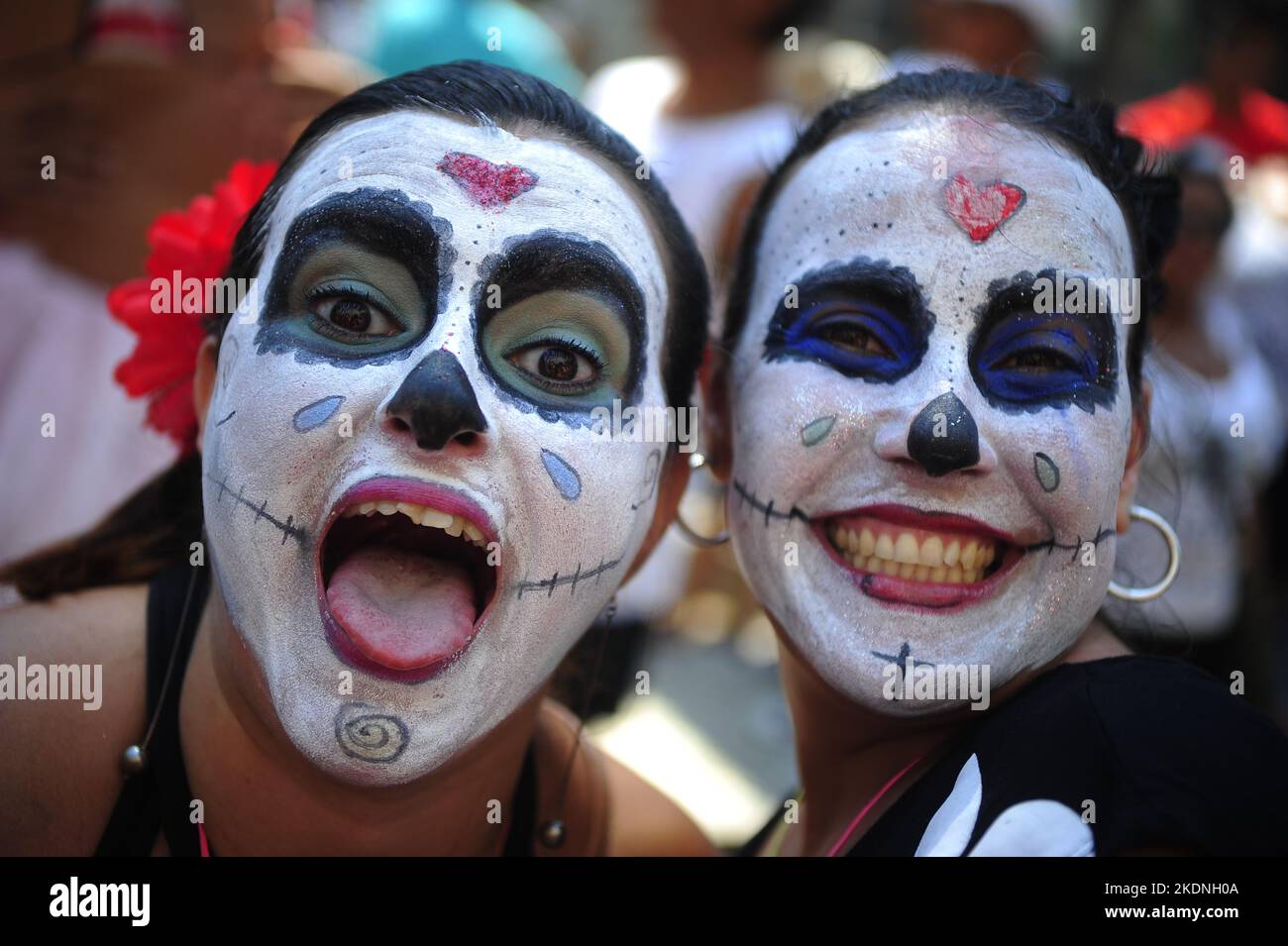 Mexikanische Totenkopf Gesichtsfarbe Tag der Toten inspiriert. Brasilianische Mädchen auf Kostüm während des Karnevals. Nachtschwärmer feiern auf der Straßenparade Stockfoto
