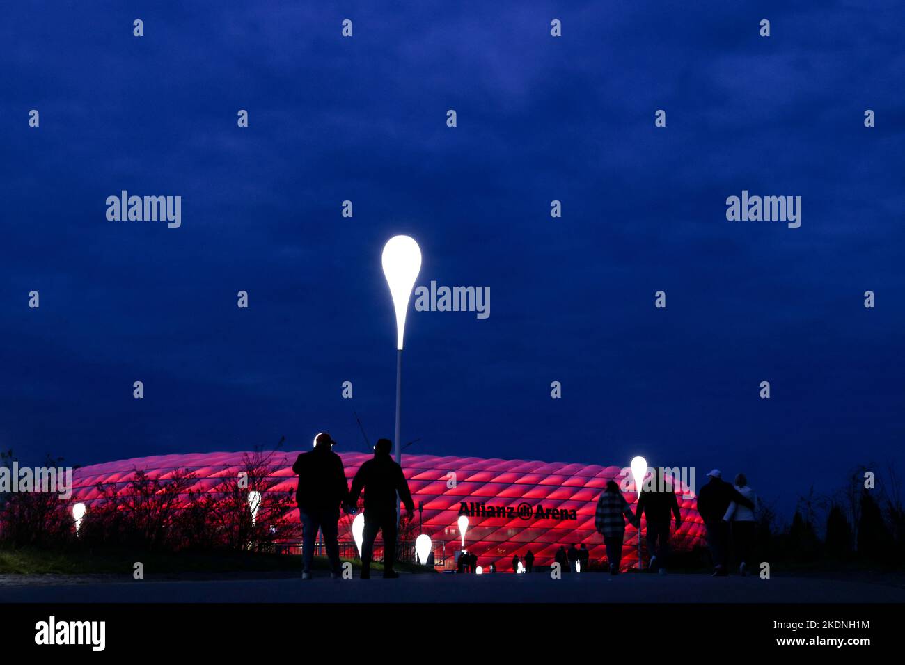 München, 1.. November 2022. Eine allgemeine Ansicht, als die Leute das Stadion für das Spiel der UEFA Champions League in der Allianz Arena, München, erreichen. Bildnachweis sollte lauten: Jonathan Moscrop / Sportimage Stockfoto