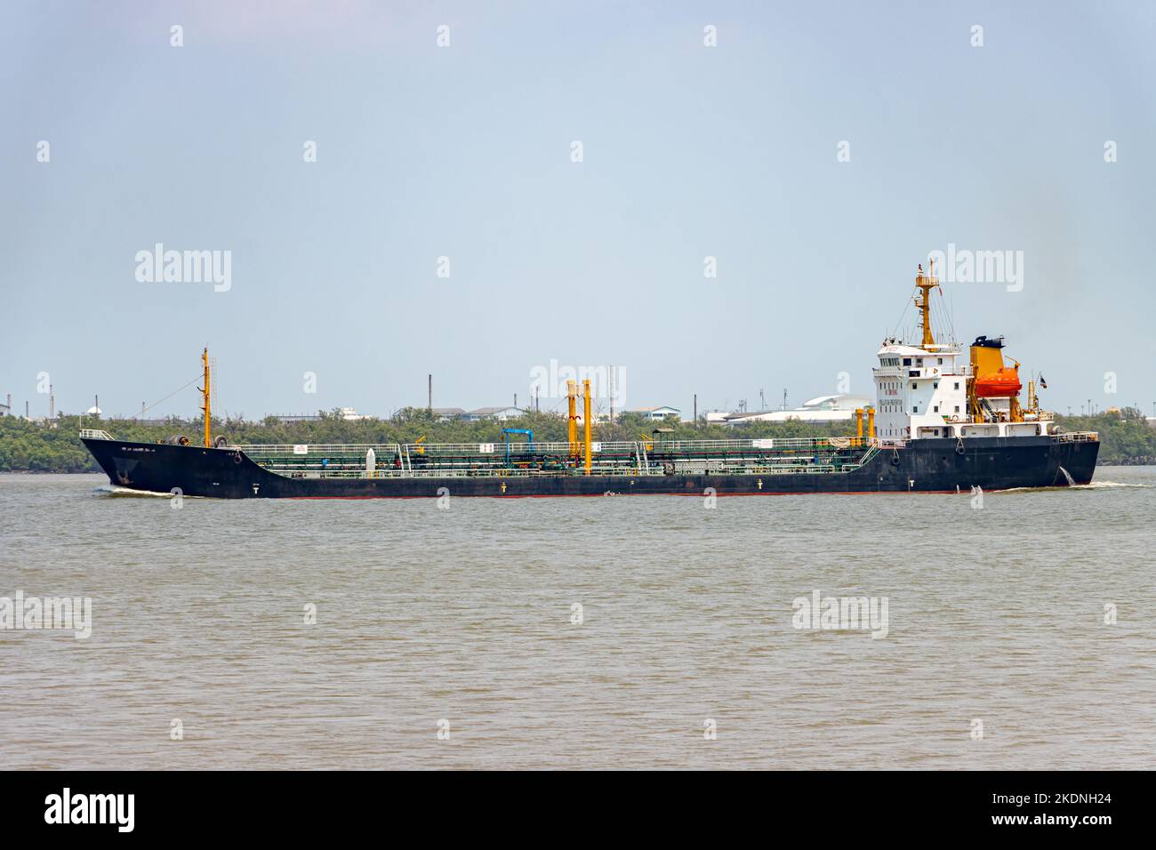 Ein Chemical-Tanker fährt entlang der Küste Stockfoto