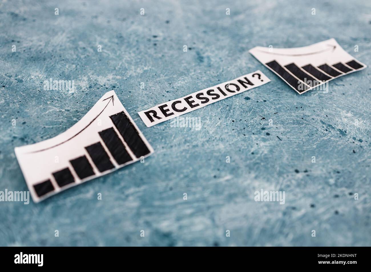 Text zur Rezession zwischen Diagrammen mit nach oben und nach unten gekommenen Statistiken, Konzept der wirtschaftlichen Kämpfe nach der Pandemie Stockfoto