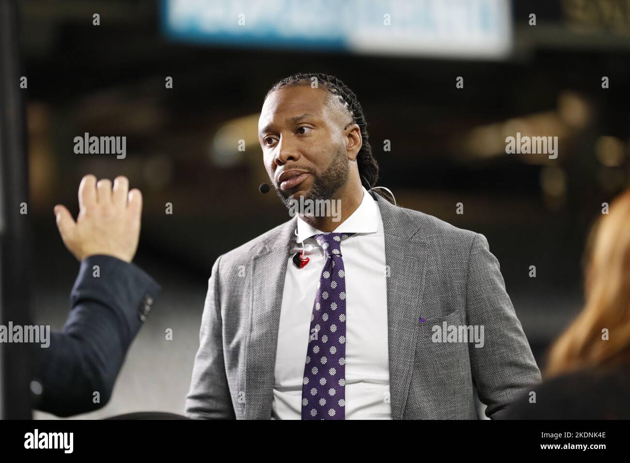 New Orleans, USA. 07.. November 2022. Larry Fitzgerald, Analyst von ESPN Monday Night Football, chattet mit einem Kollegen während eines Spiels der National Football League im Caesars Superdome in New Orleans, Louisiana, am Montag, den 7. November 2022. (Foto von Peter G. Forest/Sipa USA) Quelle: SIPA USA/Alamy Live News Stockfoto