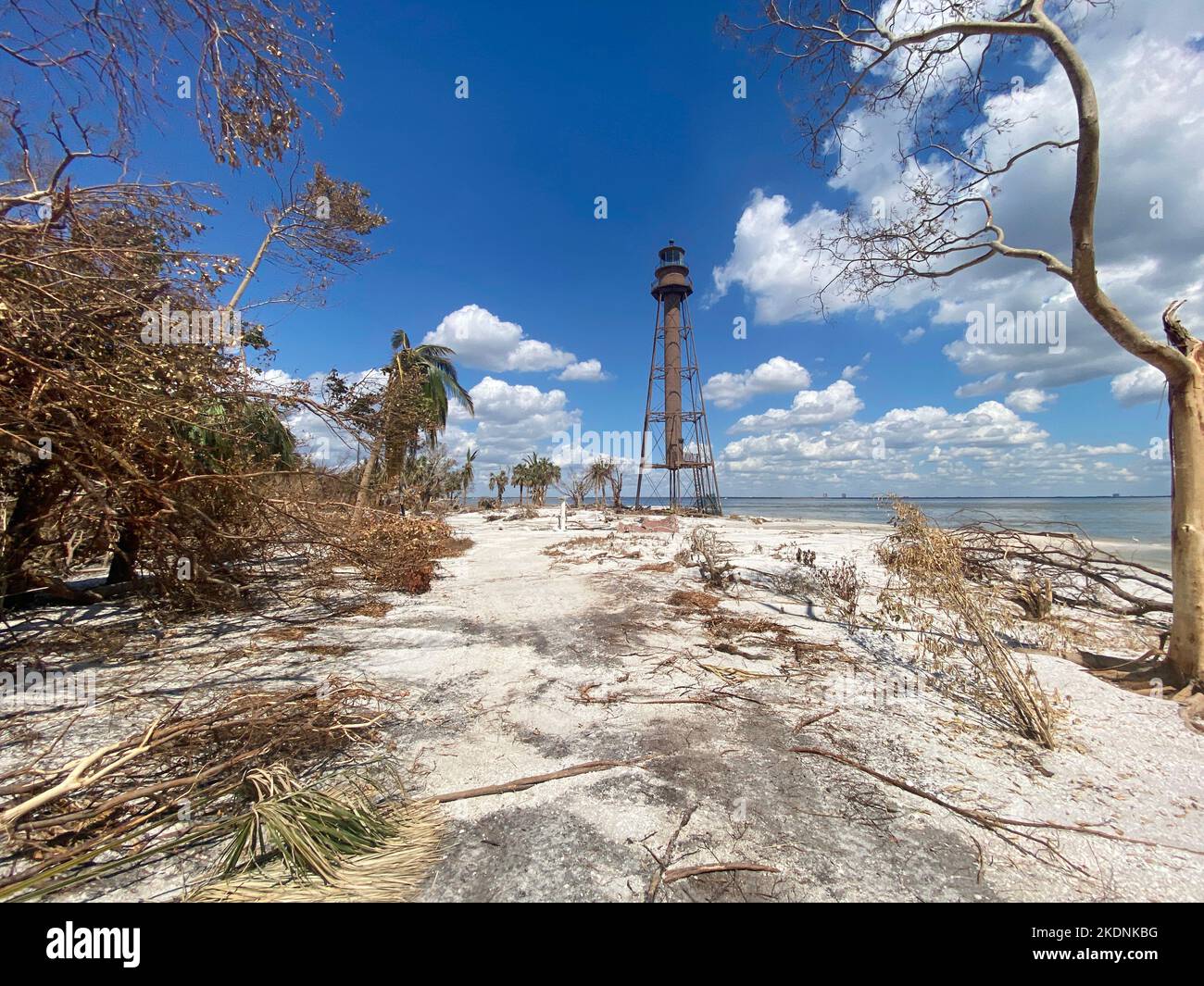 Sanibel Island, FL, USA--10/06/2022--der Leuchtturm von Sanibel Island ist von Schäden und Trümmern des Turms Ian umgeben. Jocelyn Augustino/FEMA Stockfoto