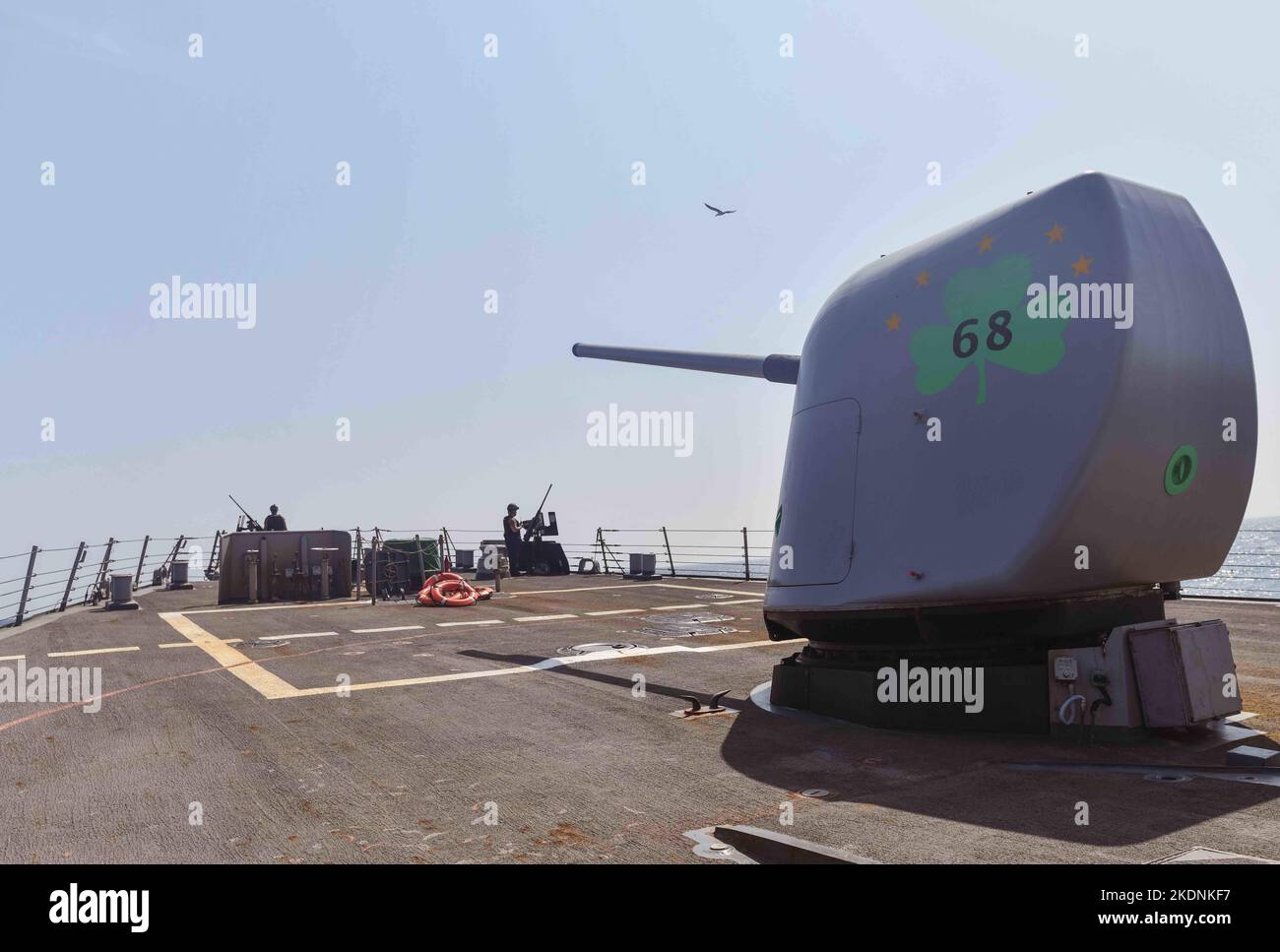 221104-N-RT917-1026 BAB AL-MANDEB (NOV 4, 2022) der Raketenjäger USS the Sullivans (DDG 68) durchreist den Bab al-Mandeb, November 4. Die Sullivans werden im Einsatzgebiet der US-Flotte für 5. eingesetzt, um die Sicherheit und Stabilität der Seefahrt im Nahen Osten zu gewährleisten. (USA Navy Foto von LT. M.g Kelly Harris) Stockfoto