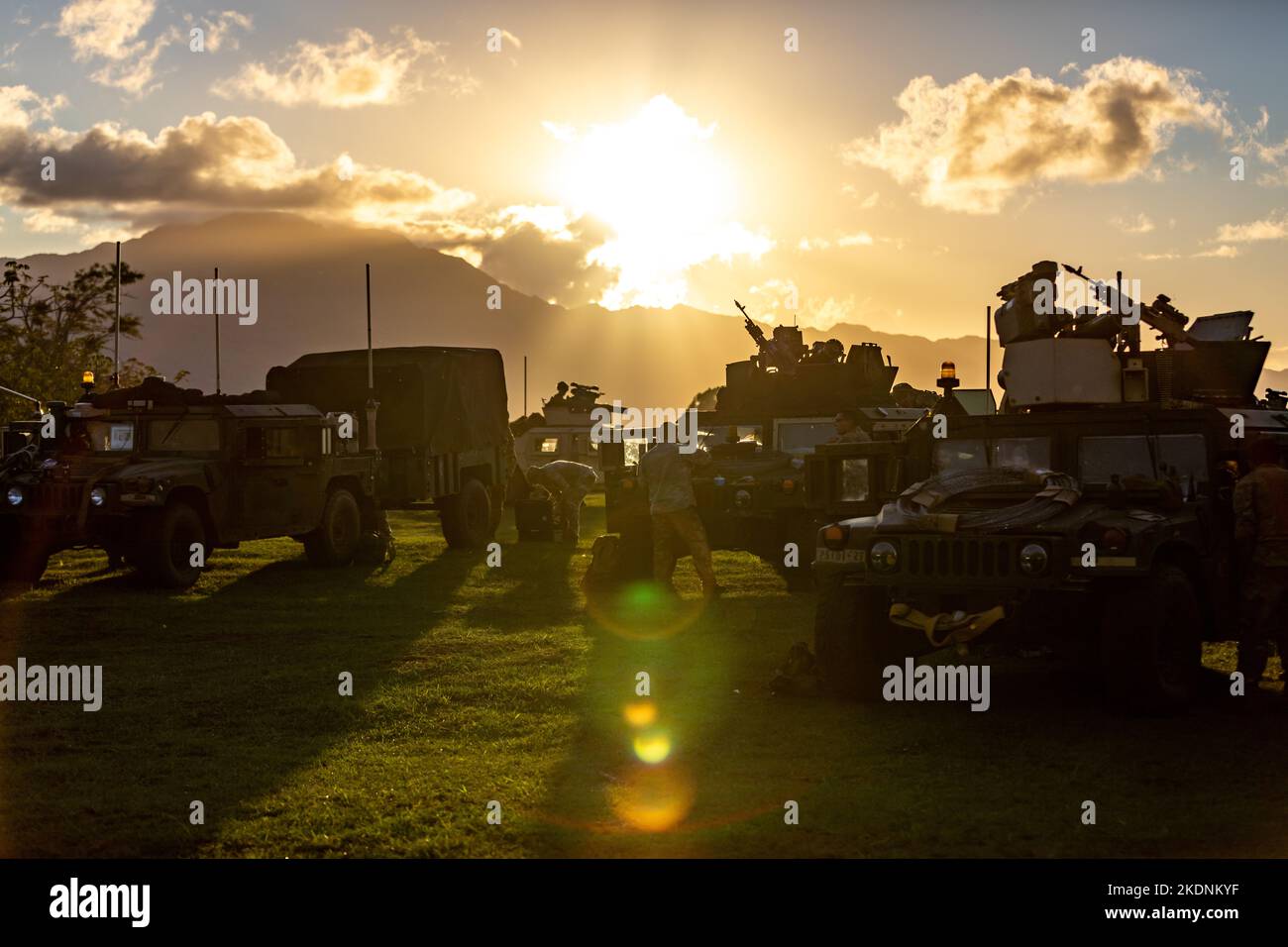 Soldaten der US-Armee mit Charlie-Kompanie 1-27 Wolfhounds, 2. Brigade Combat Team, 25. Infanterie-Division ziehen während einer demontierten Patrouille während des Joint Pacific Multinary Readiness Center (JPMRC) auf der Insel O’aho, Hi., 2. November 2022 Sicherheit. JPMRC 23-01 ist ein regionales Kampftrainingszentrum (CTC), das die Kampfbereitschaft in der amerikanischen Pacific Division stärkt und eine Schlüsselrolle bei der Zusammenarbeit der Armeekräfte mit unseren regionalen Verbündeten und Partnern darstellt. (USA Army Reserve Foto von Staff Sgt. Keith Thornburgh) Stockfoto