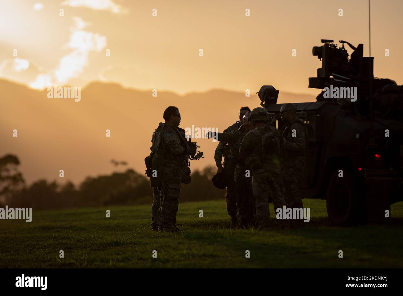 Soldaten der US-Armee der 58 Military Police Company, 25. Infanterie-Division, stehen während einer Mission im Joint Pacific Multinary Readiness Center (JPMRC) auf dem Helemano Militärreservat, Hi., 2. November 2022, zur Verfügung. JPMRC 23-1 bildet das Kampfteam „Krieger“ der 2. Infanterie-Brigade, 25. Infanterie-Division, unter realistischen Bedingungen aus und stellt sicher, dass sie auf Krisen oder Konflikte vorbereitet sind. (USA Armee-Foto von SPC. Kelsey Kollar) Stockfoto