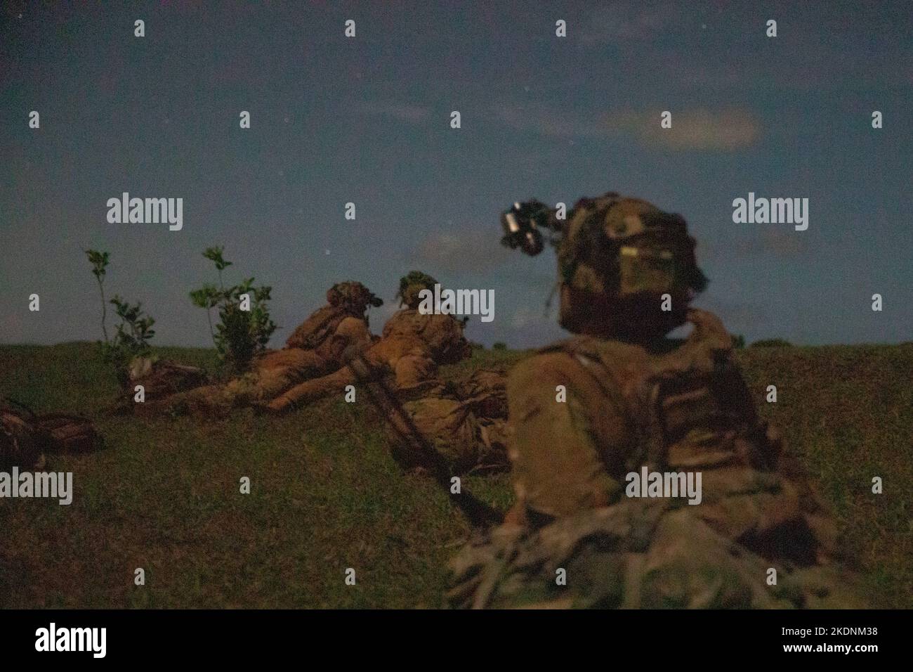 Soldaten der US-Armee von C Company 1-27 Wolfhounds, 25. Infanterie-Division, ziehen Sicherheit in Erwartung eines Angriffs während des Joint Pacific Multinary Readiness Center (JPMRC) auf dem Helemano Militärreservat, Hi., 2. November 2022. JPMRC 23-1 bildet das Kampfteam „Krieger“ der 2. Infanterie-Brigade, 25. Infanterie-Division, unter realistischen Bedingungen aus und stellt sicher, dass sie auf Krisen oder Konflikte vorbereitet sind. (USA Armee-Foto von SPC. Kelsey Kollar) Stockfoto