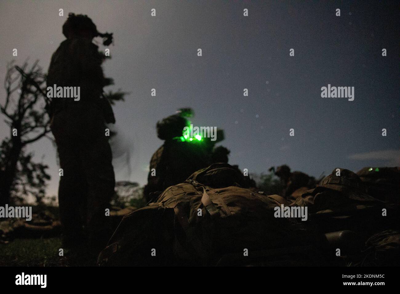 US-Soldaten der C Company 1-27 Wolfhounds, 25. Infanterie-Division, nutzen während des Joint Pacific Multinary Readiness Center (JPMRC) auf dem Helemano Militärreservat, Hi., 2. November 2022, einen Drohnenblock. JPMRC 23-1 bildet das Kampfteam „Krieger“ der 2. Infanterie-Brigade, 25. Infanterie-Division, unter realistischen Bedingungen aus und stellt sicher, dass sie auf Krisen oder Konflikte vorbereitet sind. (USA Armee-Foto von SPC. Kelsey Kollar) Stockfoto