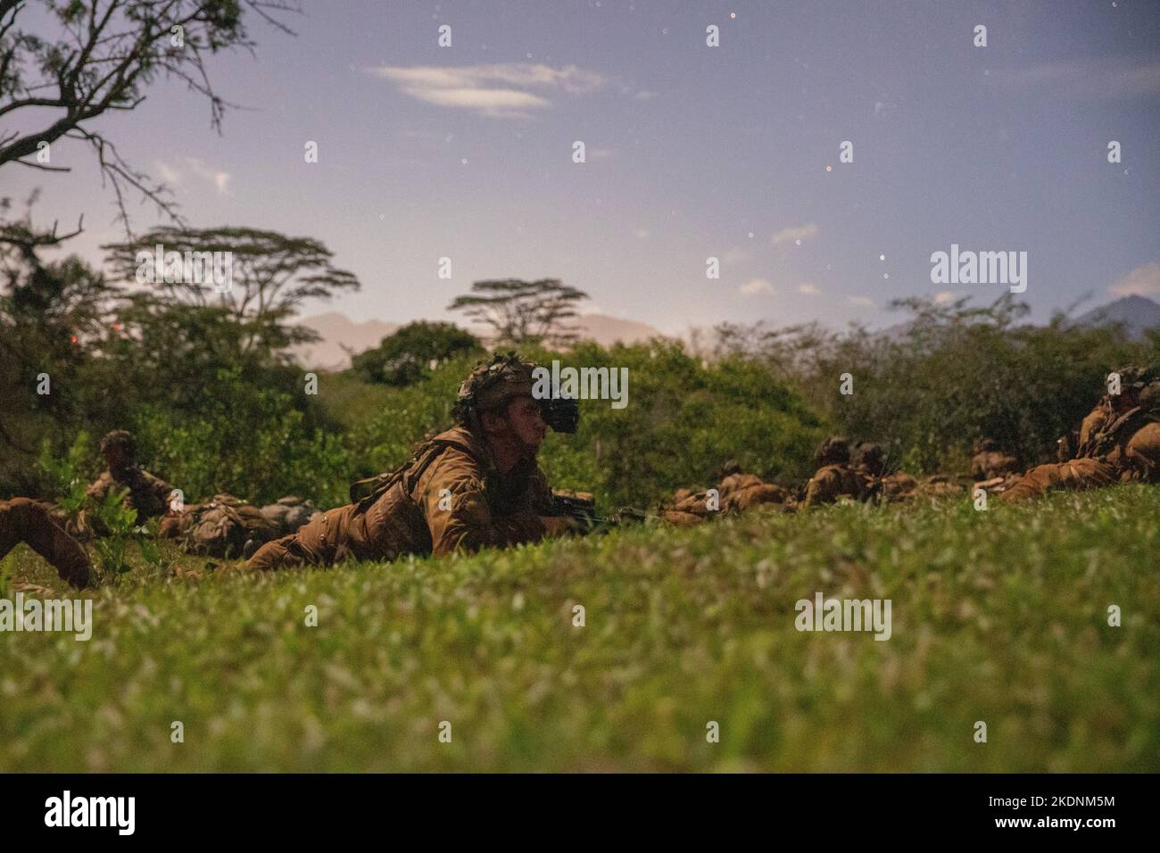 Soldaten der US-Armee von C Company 1-27 Wolfhounds, 25. Infanterie-Division, ziehen Sicherheit in Erwartung eines Angriffs während des Joint Pacific Multinary Readiness Center (JPMRC) auf dem Helemano Militärreservat, Hi., 2. November 2022. JPMRC 23-1 bildet das Kampfteam „Krieger“ der 2. Infanterie-Brigade, 25. Infanterie-Division, unter realistischen Bedingungen aus und stellt sicher, dass sie auf Krisen oder Konflikte vorbereitet sind. (USA Armee-Foto von SPC. Kelsey Kollar) Stockfoto