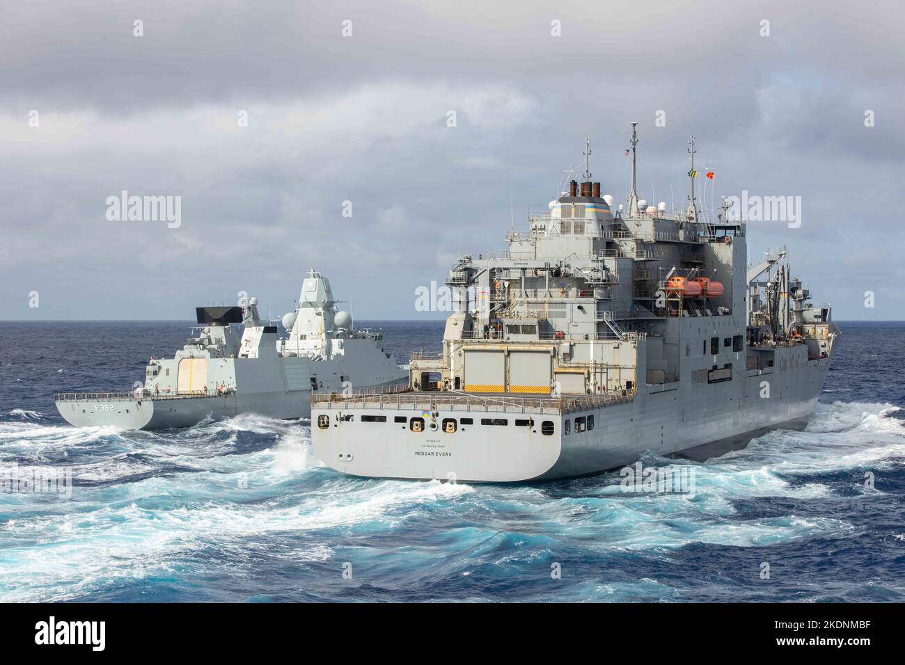 Ein Blick vom Ticonderoga-Klasse-Lenkraketen-Kreuzer USS Normandy (CG 60) der Königlich Dänischen Marine Iver Huitfeldt-Klasse Fregatte HDMS Peter Willemoes (F362), links, als er sich auf eine Auffüllung auf See mit dem Trockenfrachtschiff USNS Medgar Evers (T-AKE-13) der Lewis- und Clark-Klasse vorbereitet, Während die Normandie im Gange ist, als Teil der Gerald R. Ford Carrier Strike Group, 6. November 2022. Der erste Flugzeugträger seiner Klasse, USS Gerald R. Ford (CVN 78), ist auf dem ersten Einsatz und führt zusammen mit den NATO-Alliierten und Partnern Schulungen und Operationen durch, um die Integration für den zukünftigen Betrieb zu verbessern Stockfoto