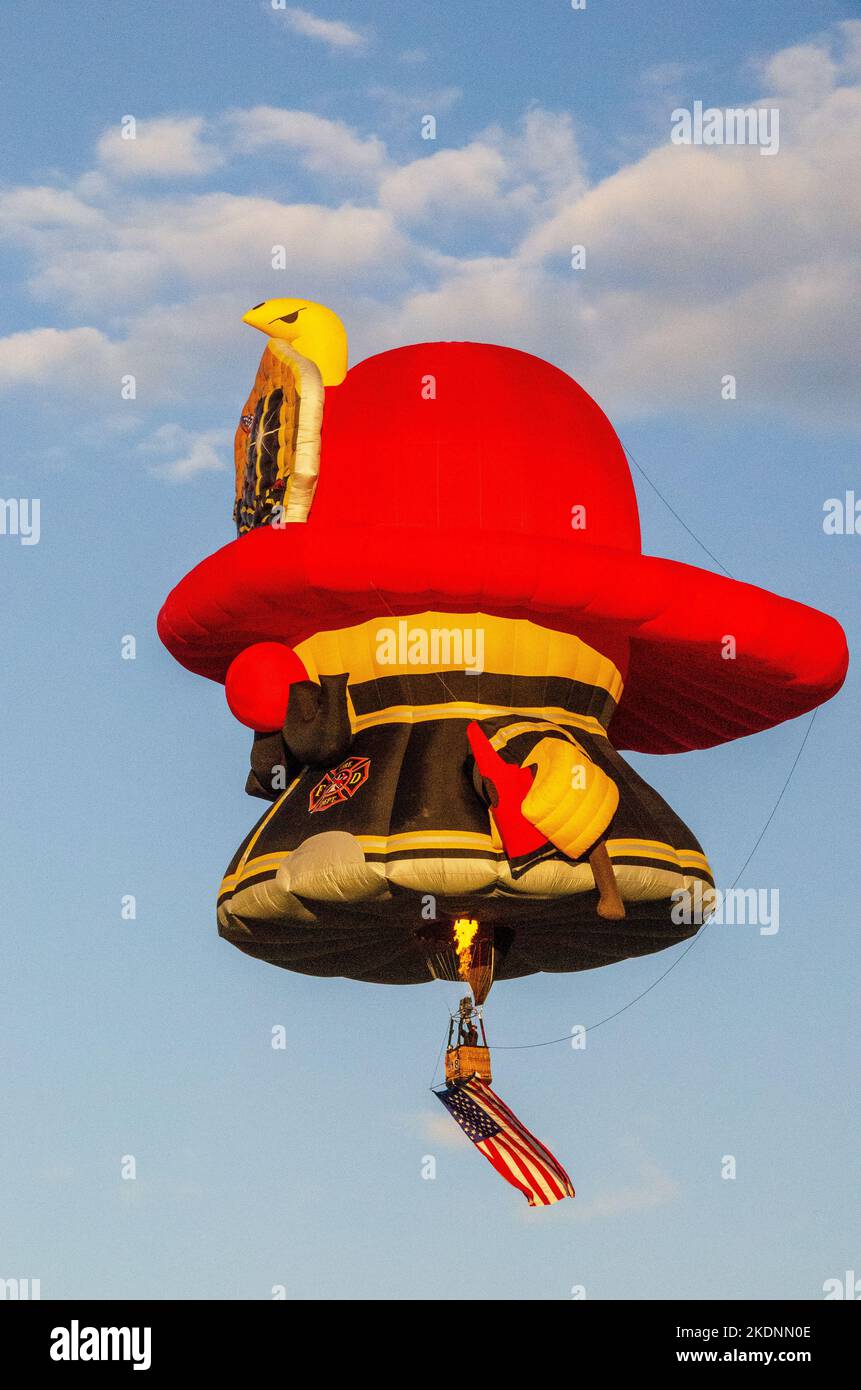 Zu den Special Shape Balloons auf der Albuquerque International Balloon Fiesta gehört ein Feuerwehrmann Stockfoto