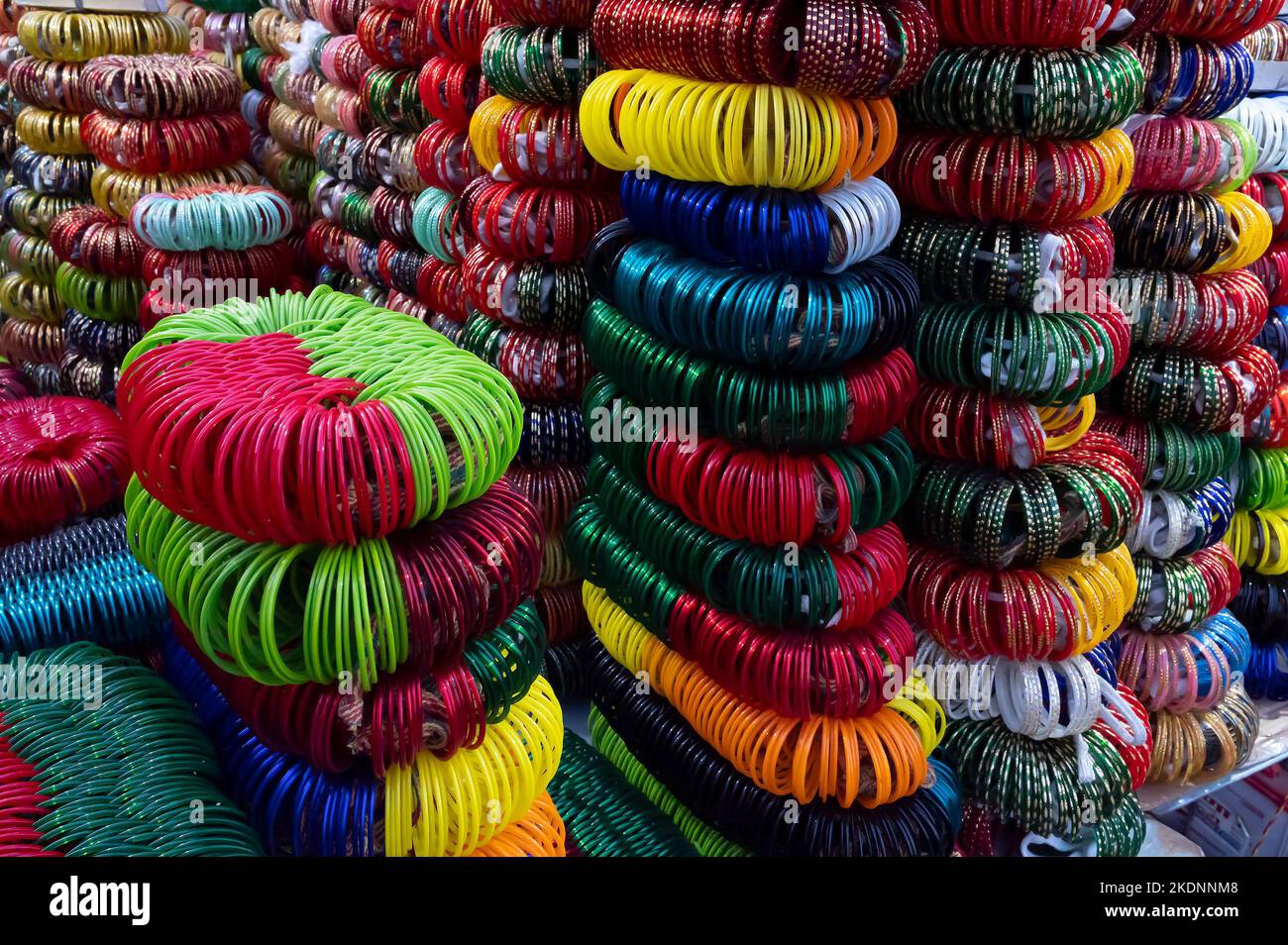 Bunte Rajasthani Armreifen werden auf dem berühmten Sardar Market und Ghanta Ghar Clock Tower in Jodhpur, Rajasthan, Indien verkauft. Stockfoto