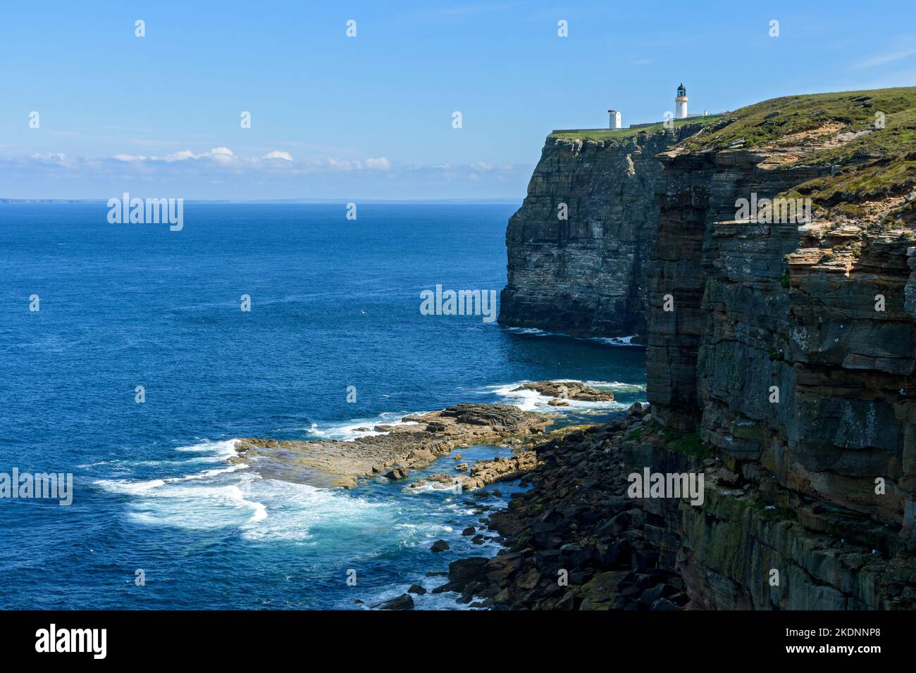 Klippen und Leuchtturm auf Dunnet Head von der Neback. Dunnett Head, Caithness, Schottland, Großbritannien. Stockfoto