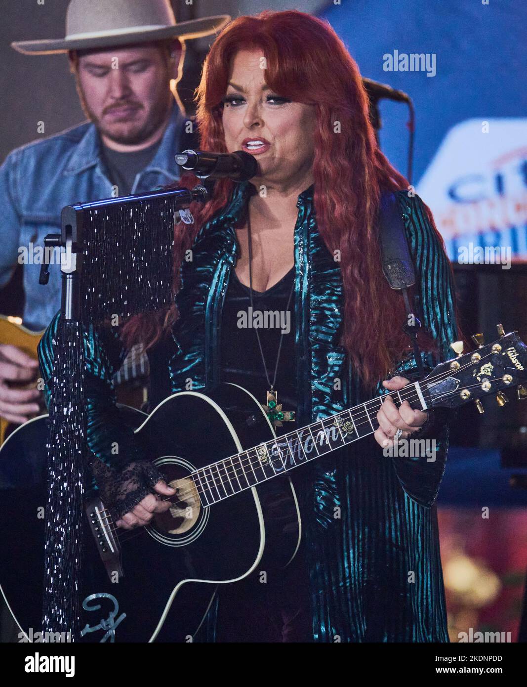 NEW YORK, NY, USA - 24. OKTOBER 2022: Wynonna Judd tritt auf der NBC's "Today" Show Concert Series am Rockefeller Plaza auf. Stockfoto